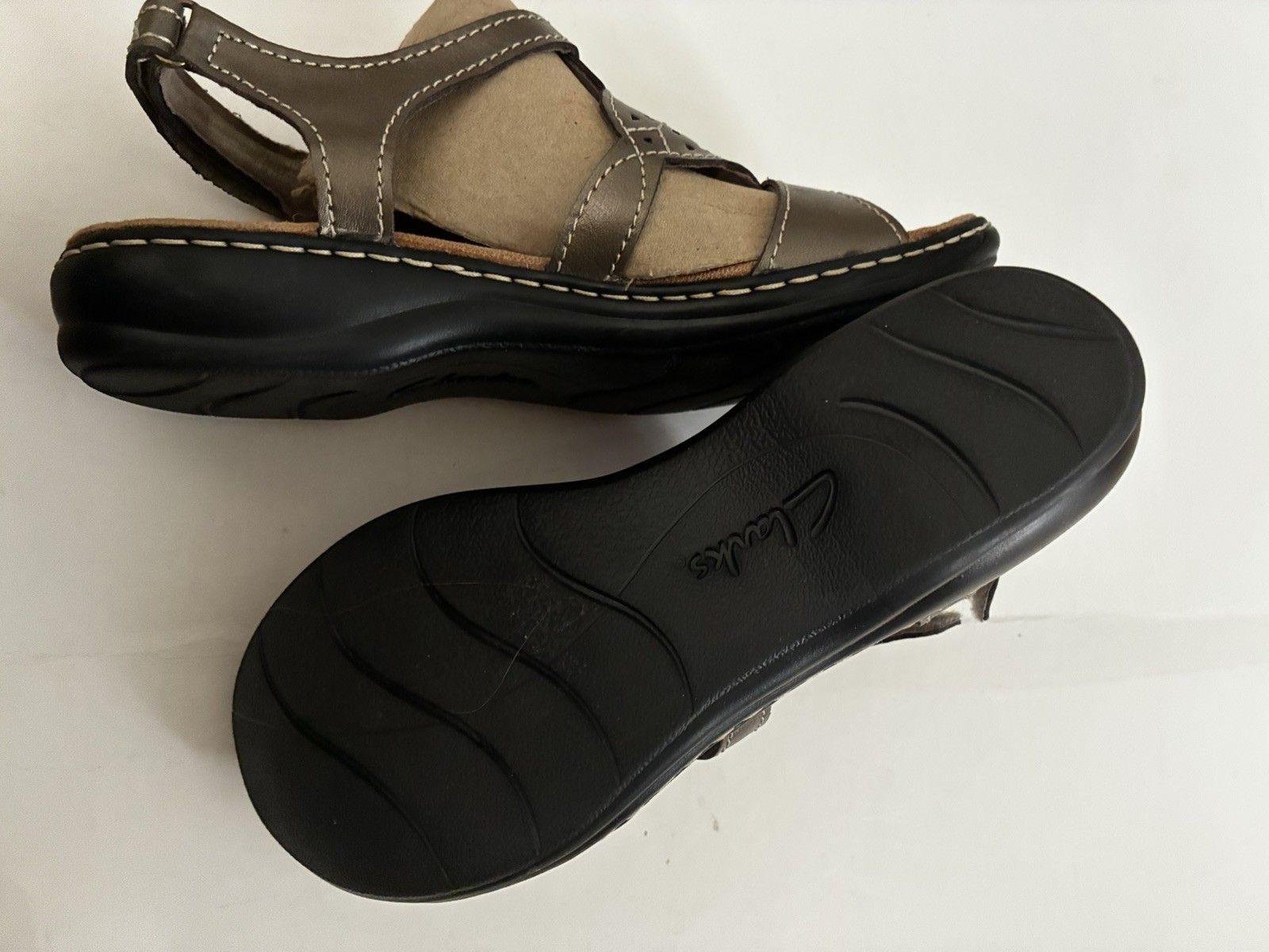 New Ladies Clarks Bendable Leather Sandals, Taupe Beautiful Color, 11 M Classy