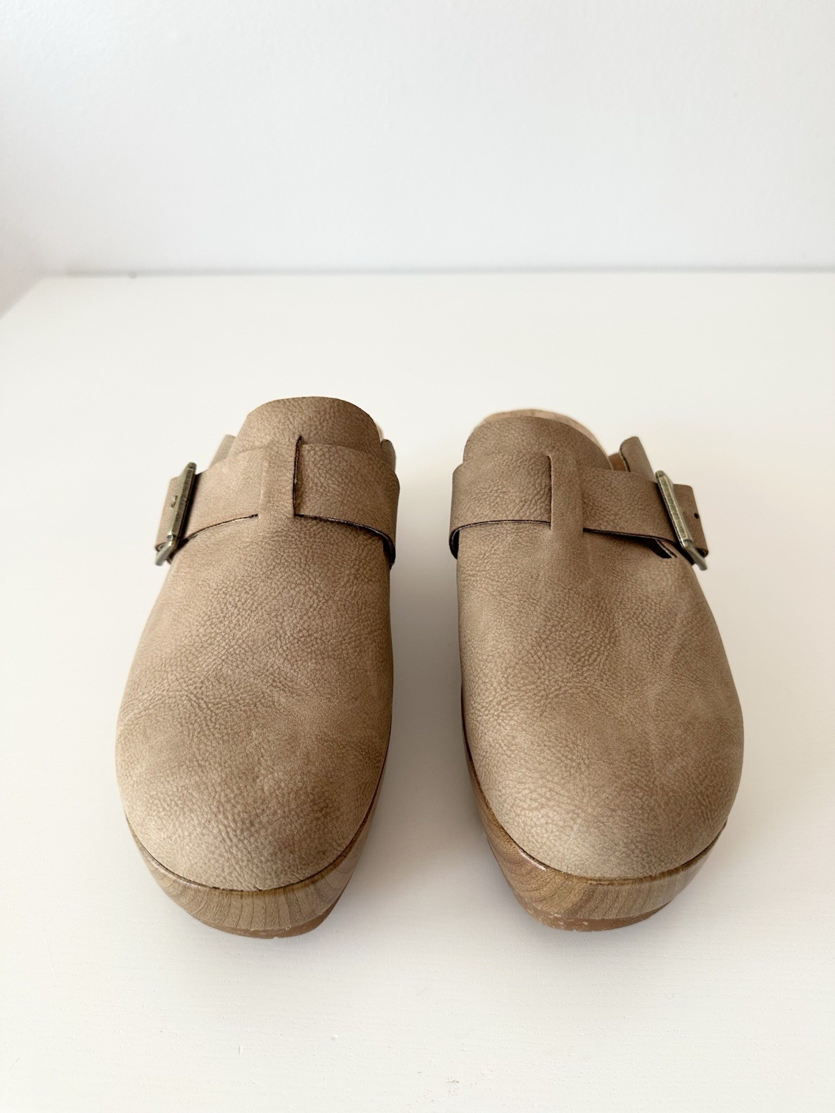 Korks Women’s Beige Leather Buckle Clog Sandals Cork Insole Size 8M