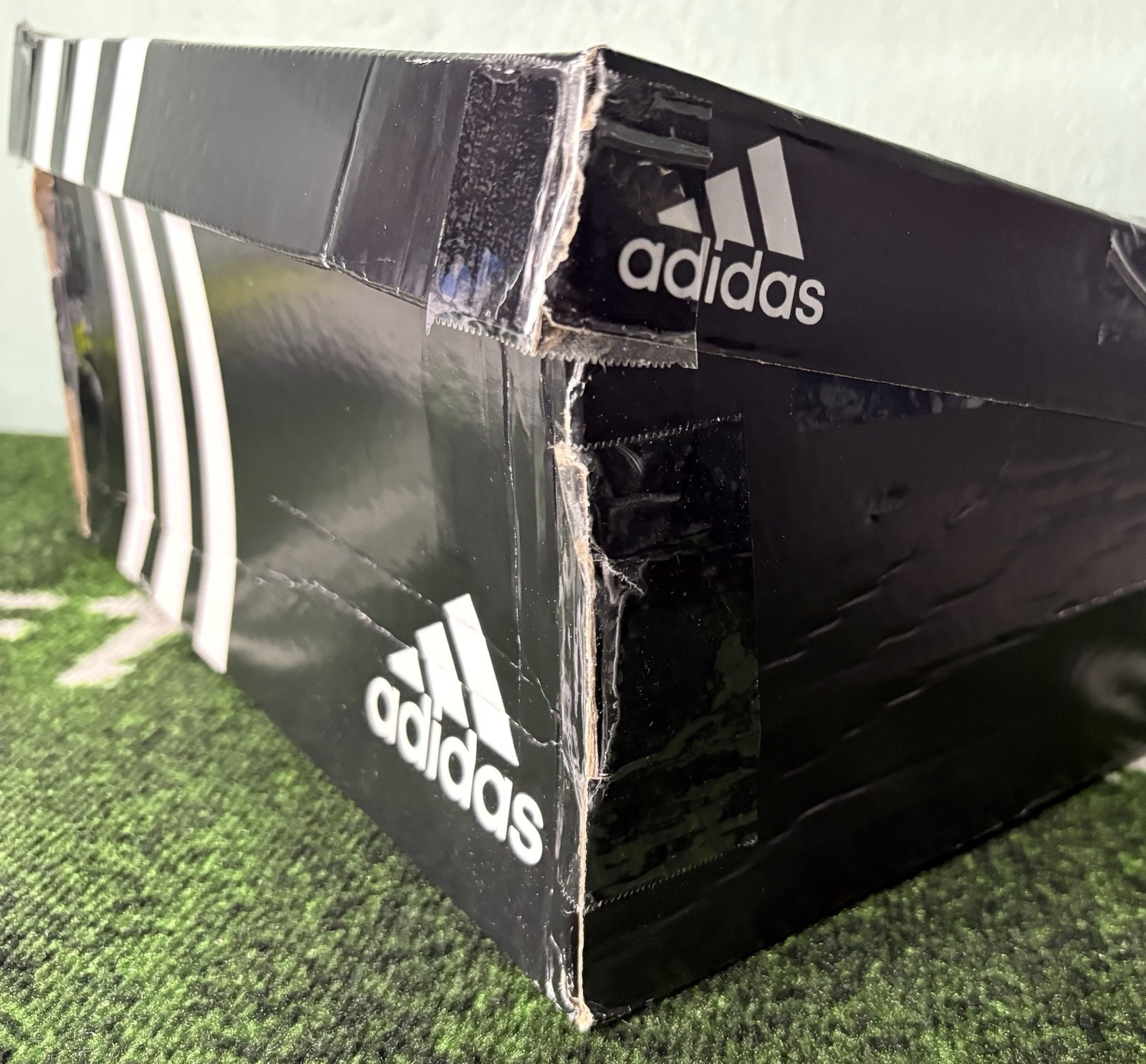 US Women’s 9.5/Men’s 8.5 – Adidas Predator Sala «Blue Silver Metallic Gum»