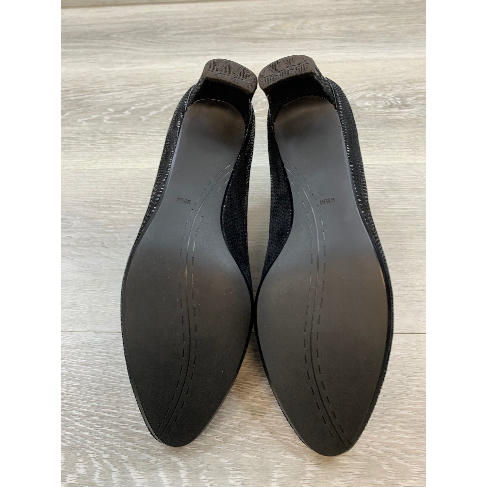 Vaneli Women’s Black Textured Shimmer Pumps Almond Toe Heel Shoes 9.5 Shoes