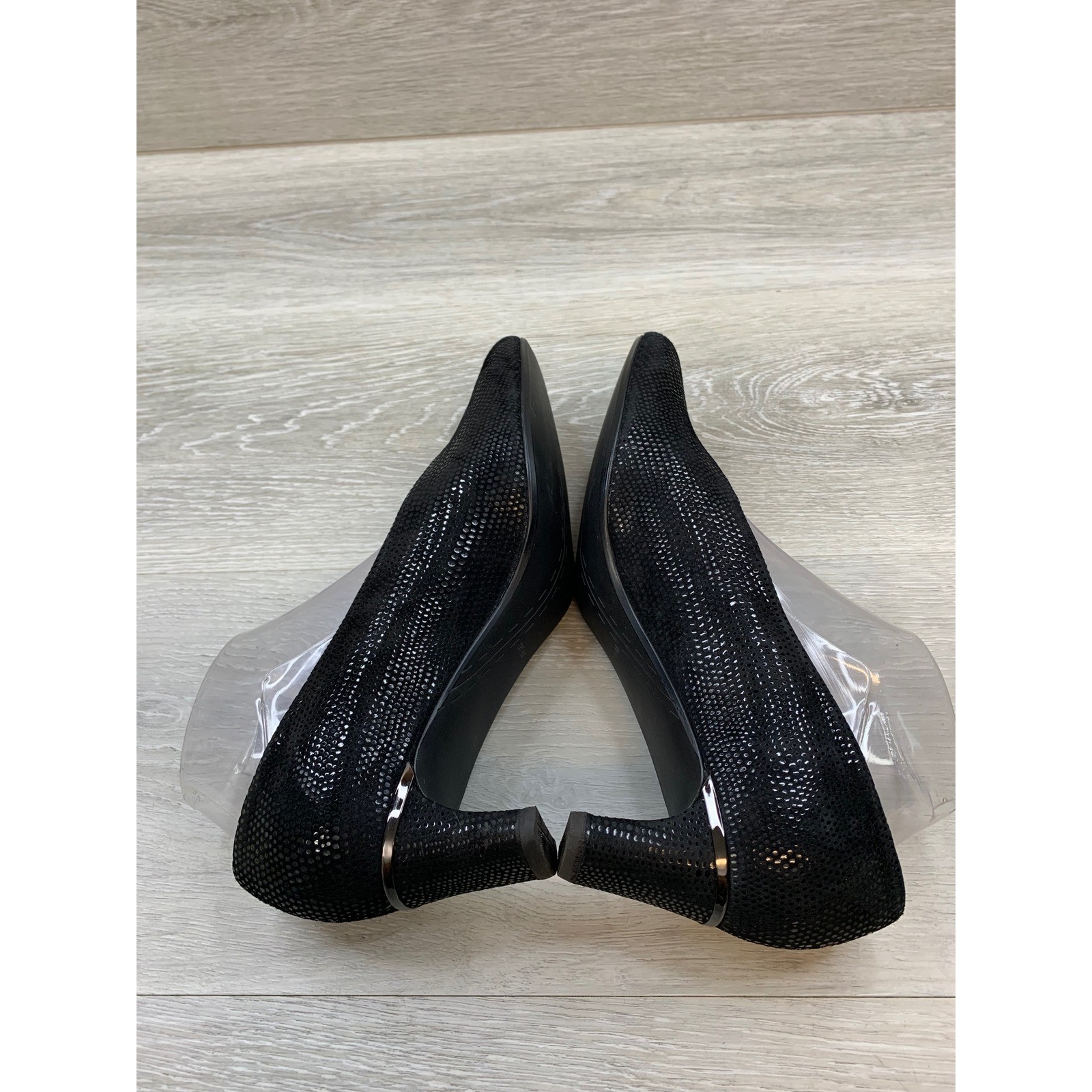 Vaneli Women’s Black Textured Shimmer Pumps Almond Toe Heel Shoes 9.5 Shoes