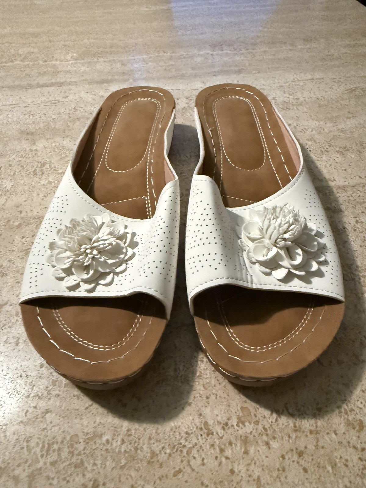 White Platform Open Toe Mule Women’s EU Size 43 Flower Accent NWOT lightweight