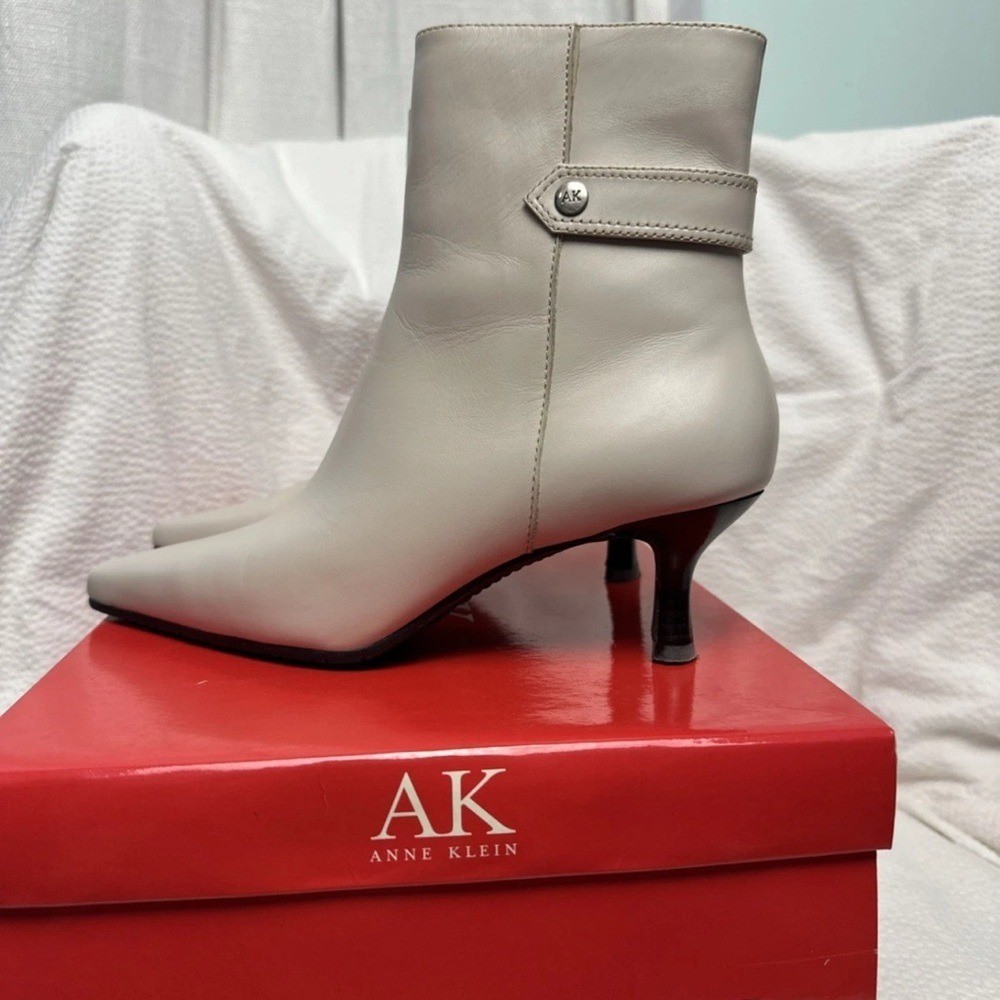Anne Klein Darens Rice Milk Ankle Boot 5:5