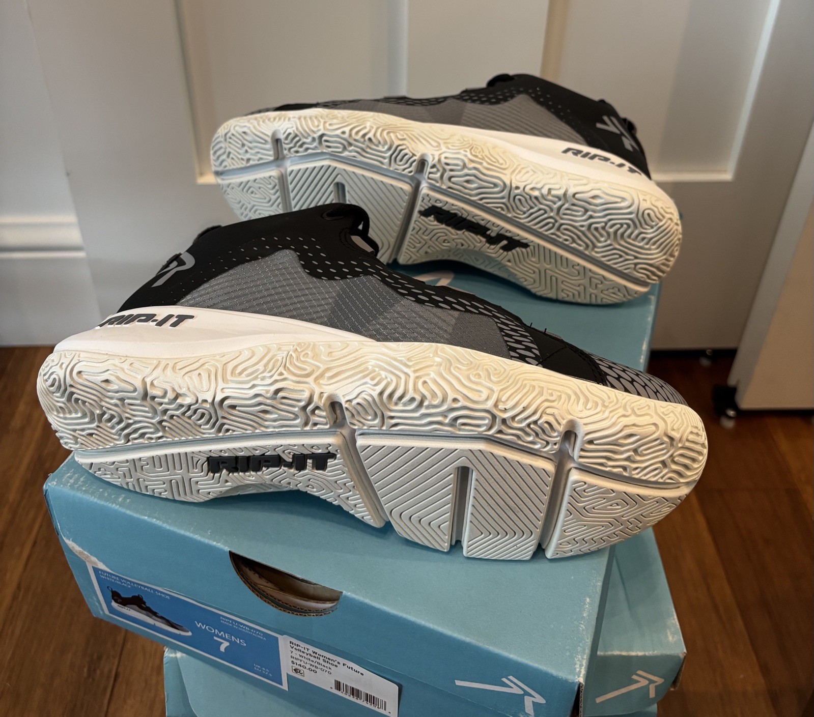 Rip it Women’s Future Volleyball Shoes Size 7 White/Black NEW!