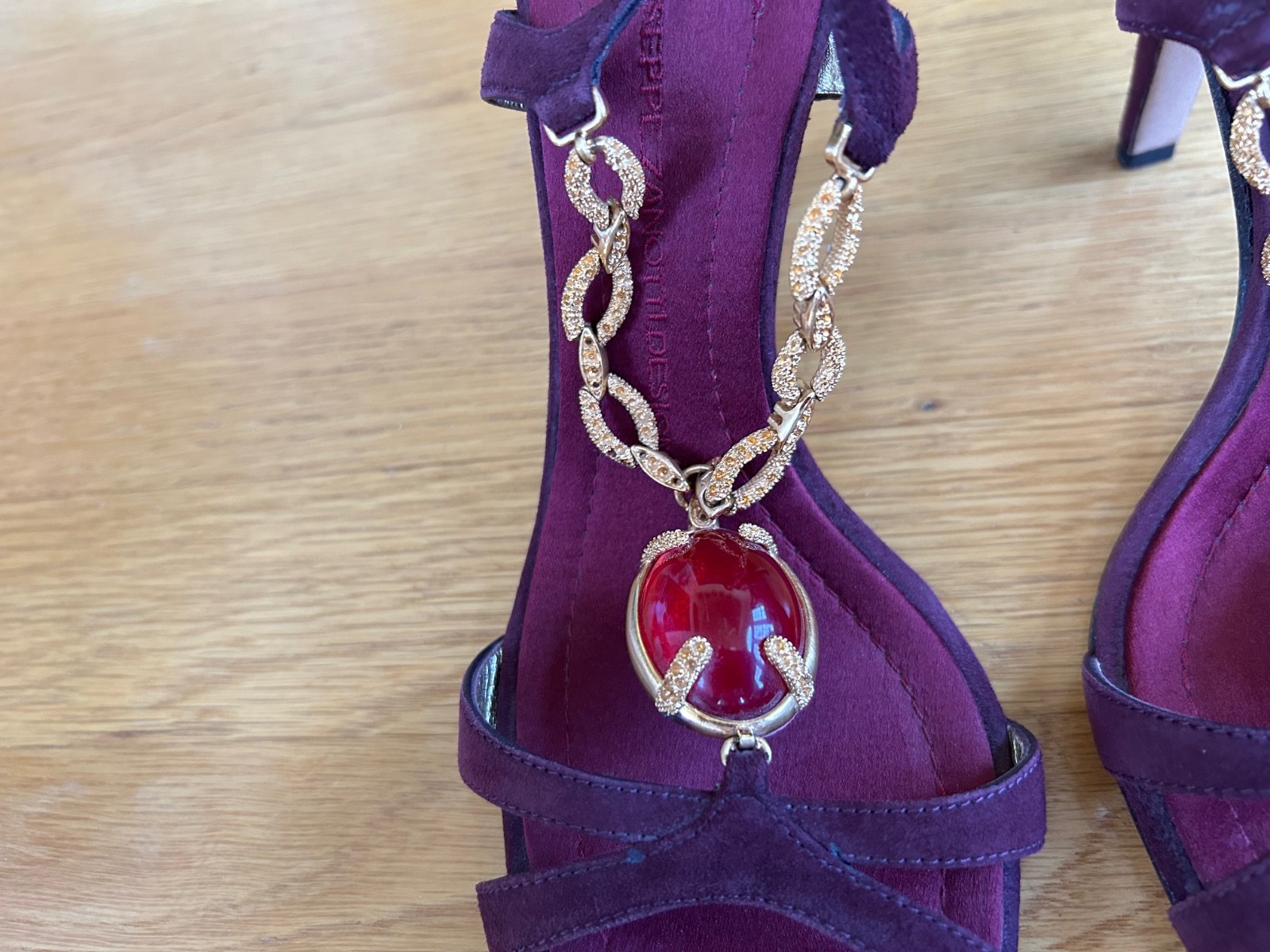 GIUSEPPE ZANOTTI Burgundy Suede Gold Chain &Red Jewel T-Strap Sandals IT 38 Good