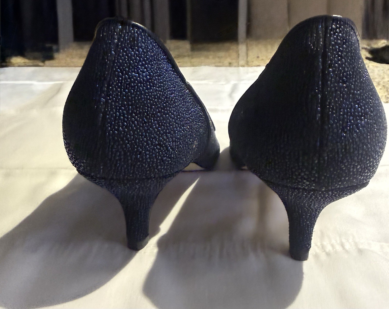 Adrianna Papell Lois Navy Shimmer Stingray Kitten Heel Pumps Women’s NWOBSize 10