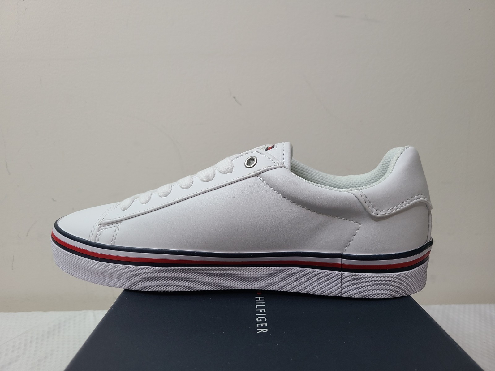 Tommy Hilfiger Women’s Fressia White Fabric Lace Up Sneaker Size: 8M