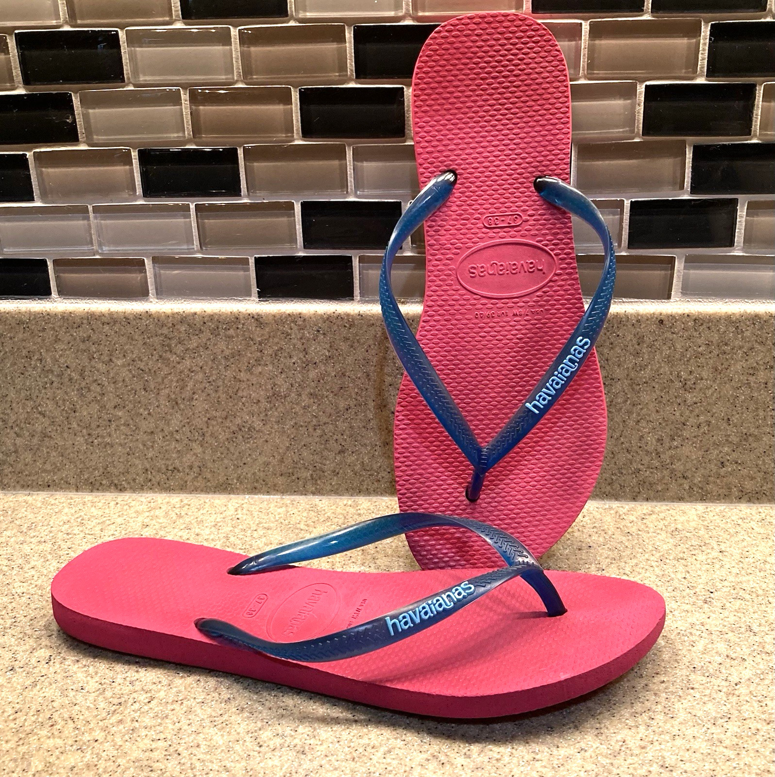 Havaianas Women’s Flip Flops Sandals Red Blue Size 7/8