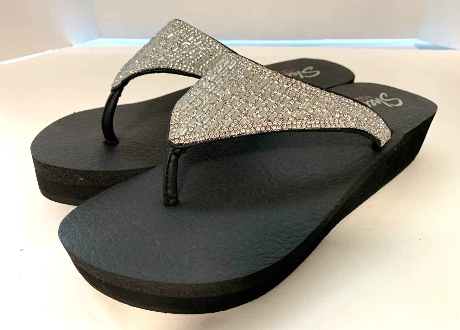 SKECHERS 31601 Vinyasa Yoga Foam Silver Rhinestone Flip Flop Sandals Size 9