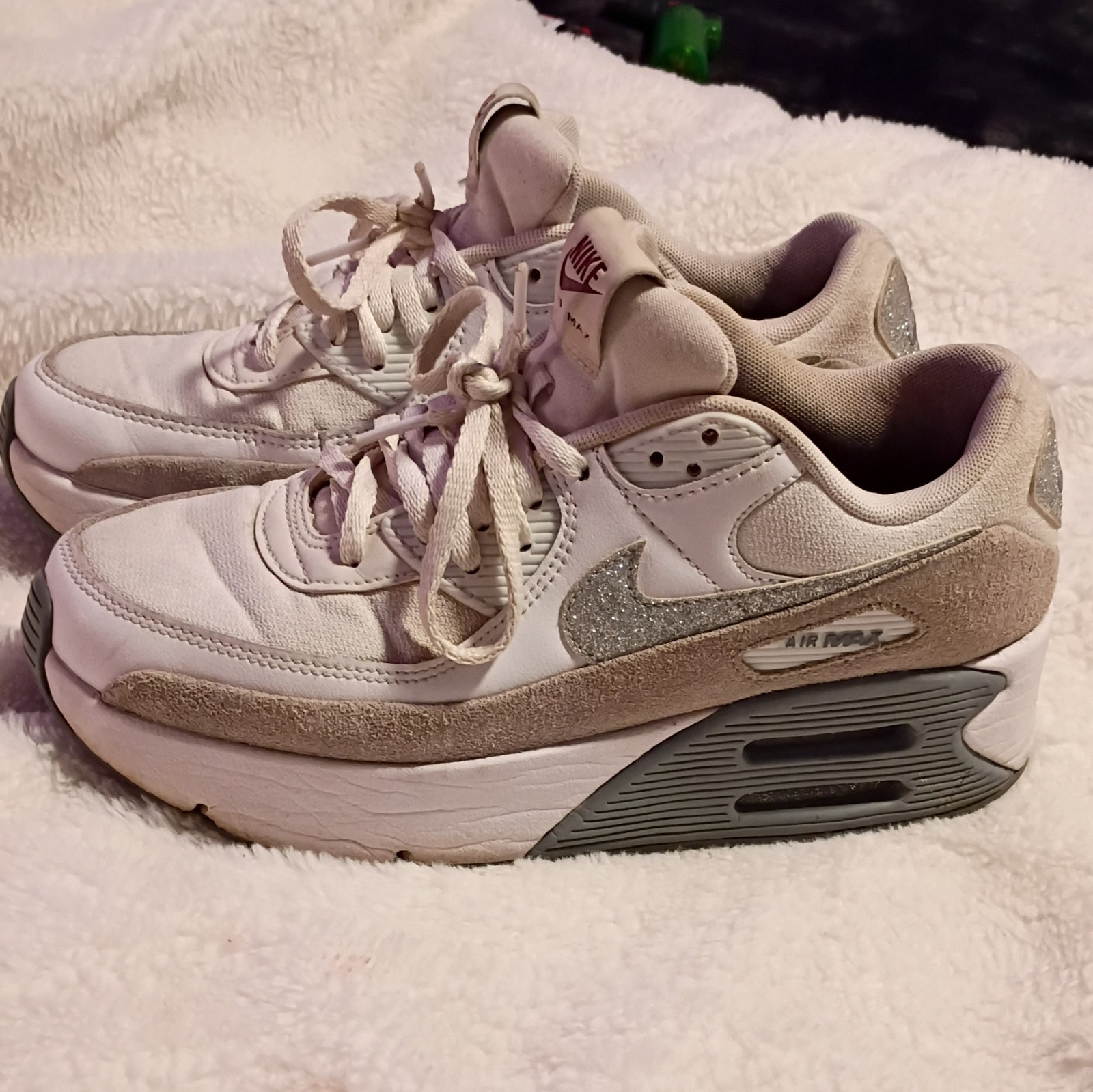 Nike Air Max 90 LV8 Women’s Glitter Swoosh Sneakers White/Photon Dust HQ3456-191