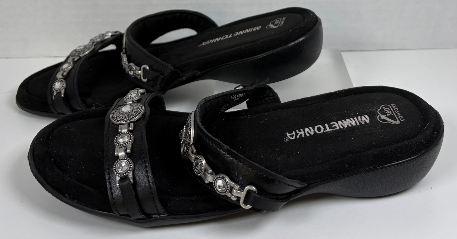 Minnetonka Black Leather Sandals, Silver Tone Conchas Southwestern, size 7.5