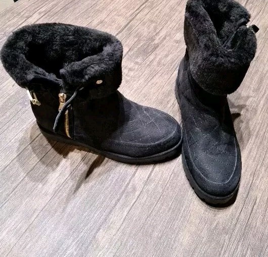 Black Boots Size 5.5 GUESS New Woman