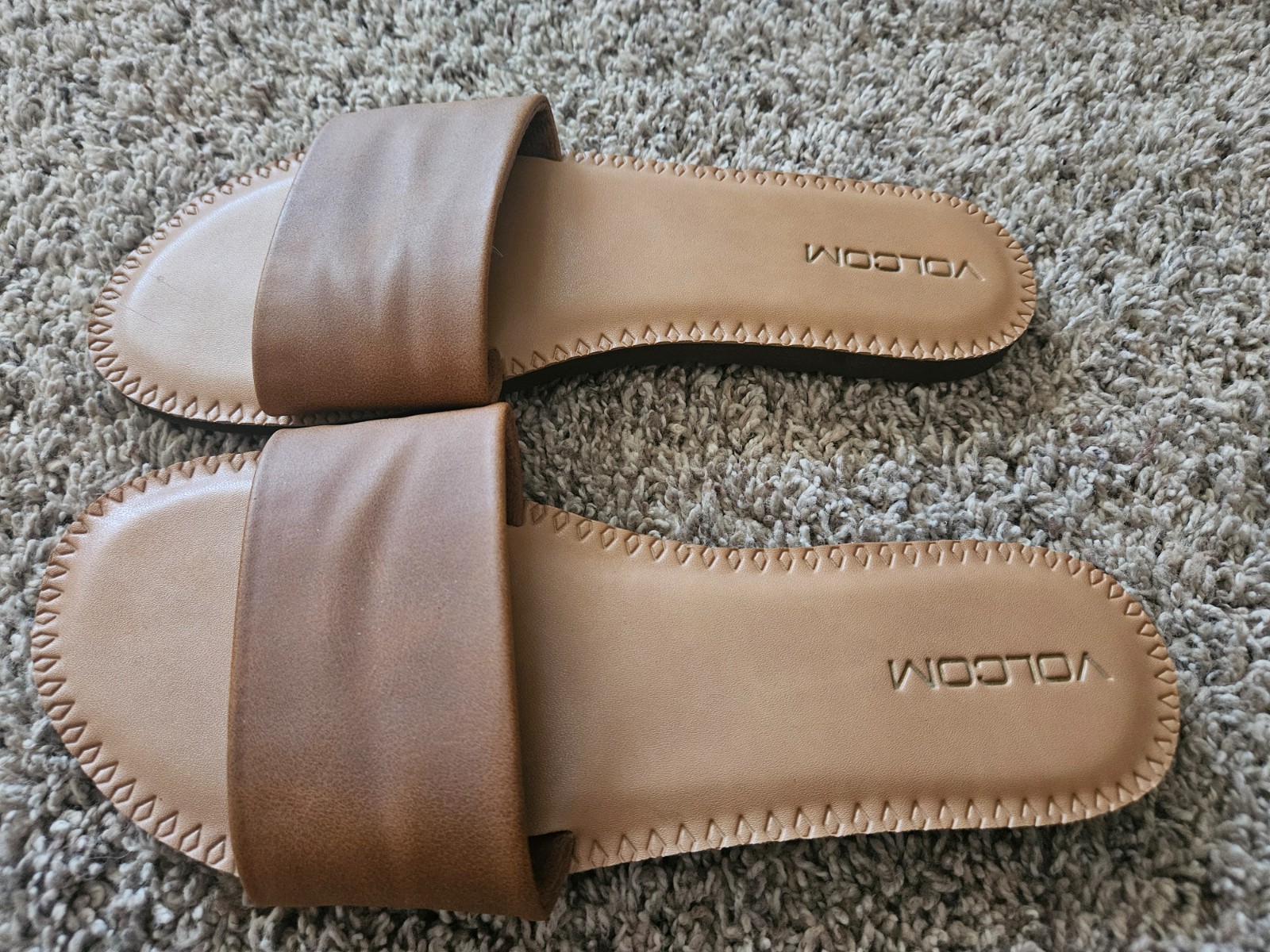 Volcom Women’s Simple Slide Sandal – Tan Size 7 – Excellent Condition!!
