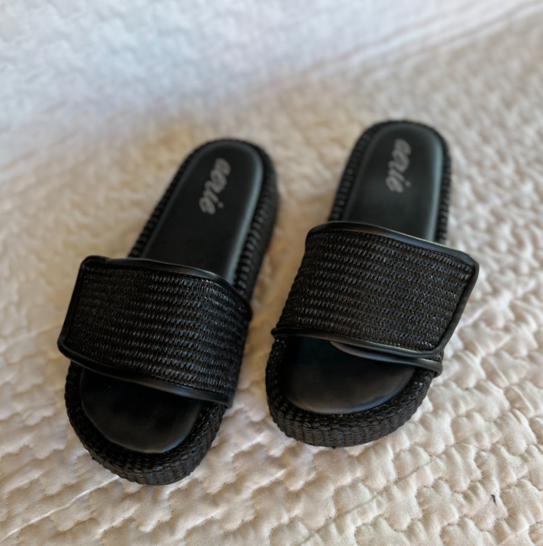 Aerie Slides Womens SIZE US 7 Black Casual Beach Sandals Summer Open Toe Slides