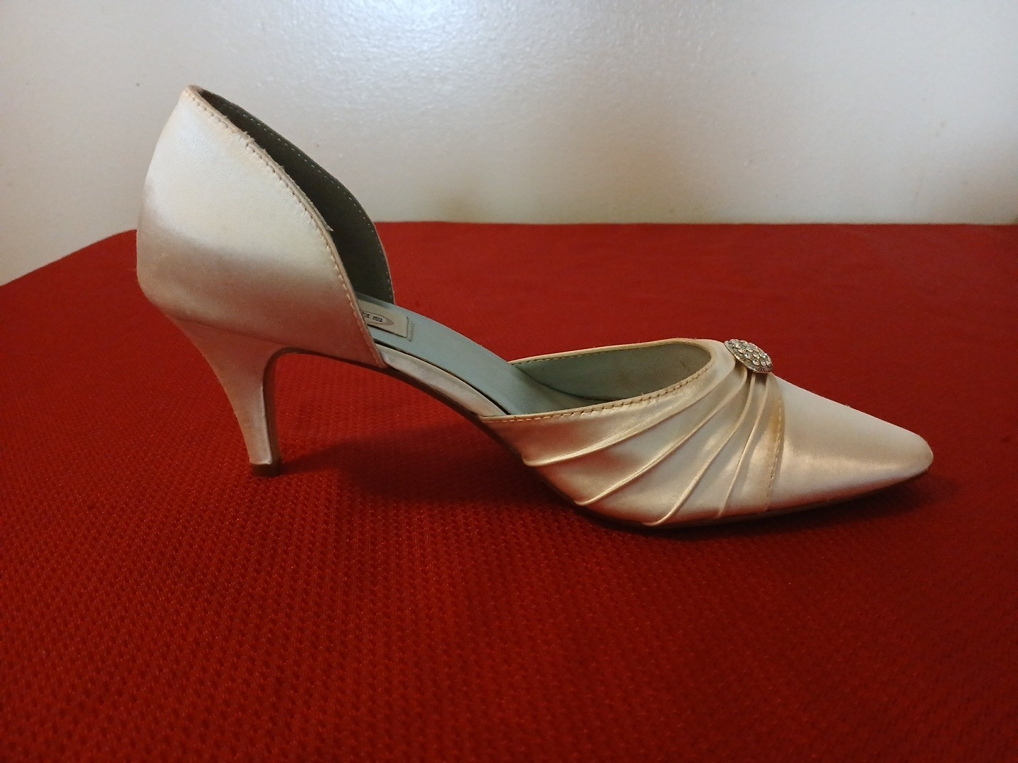 Dyeables Shanna White Satin Pumps Size 8B Wedding Bridal Dress Heels Rhinestone