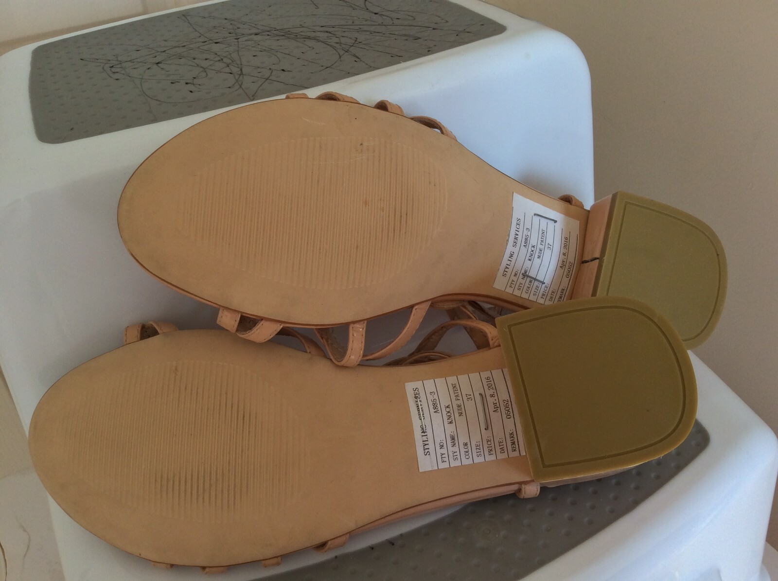 TOP END WOMEN’S DESIGNER FLAT SAMPLE SANDAL SIZE AU 6 / EU 37