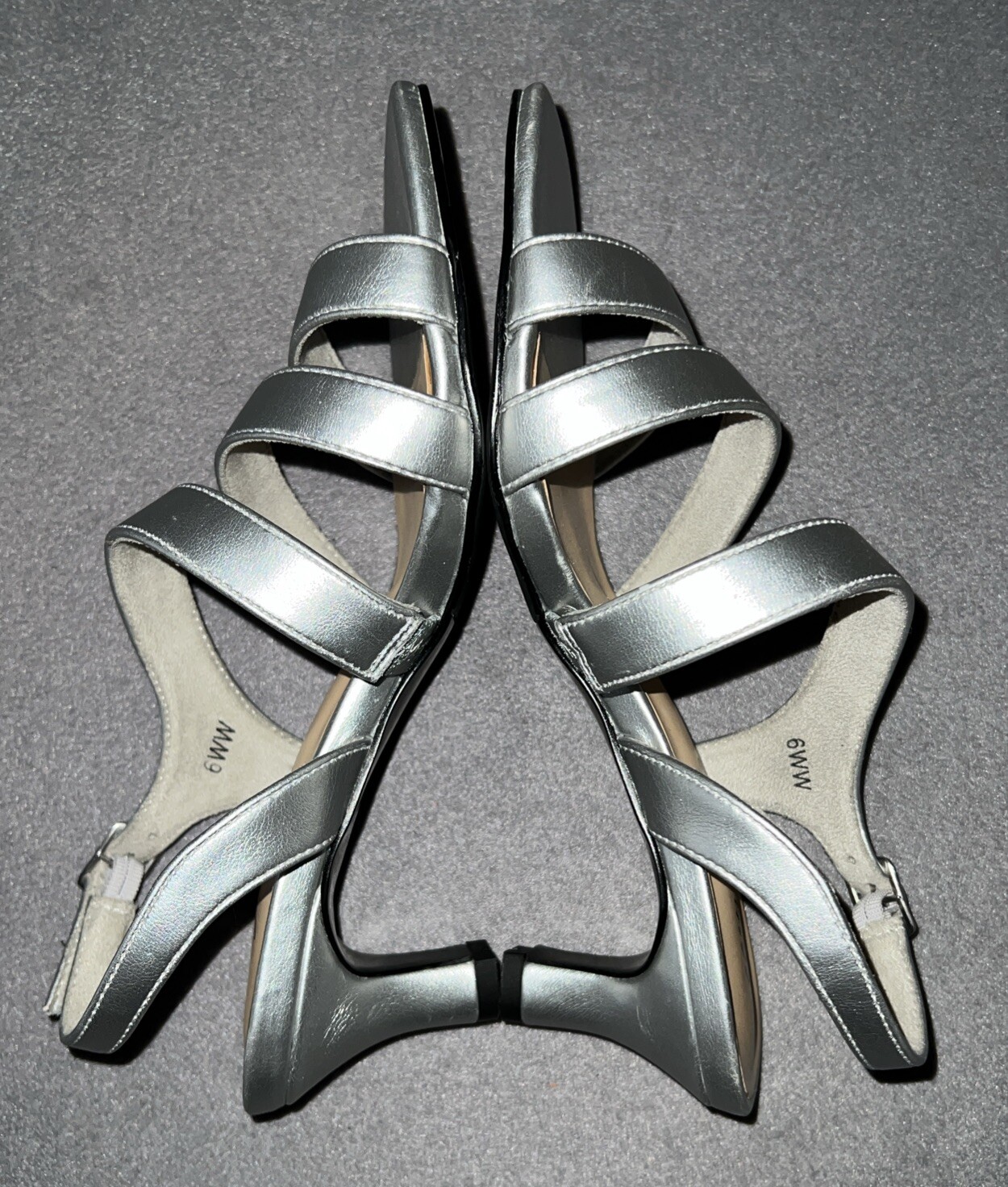 Easy Street Silver Como Women’s Sandal size 6 WW Extra Wide Buckle 2.5 in heel