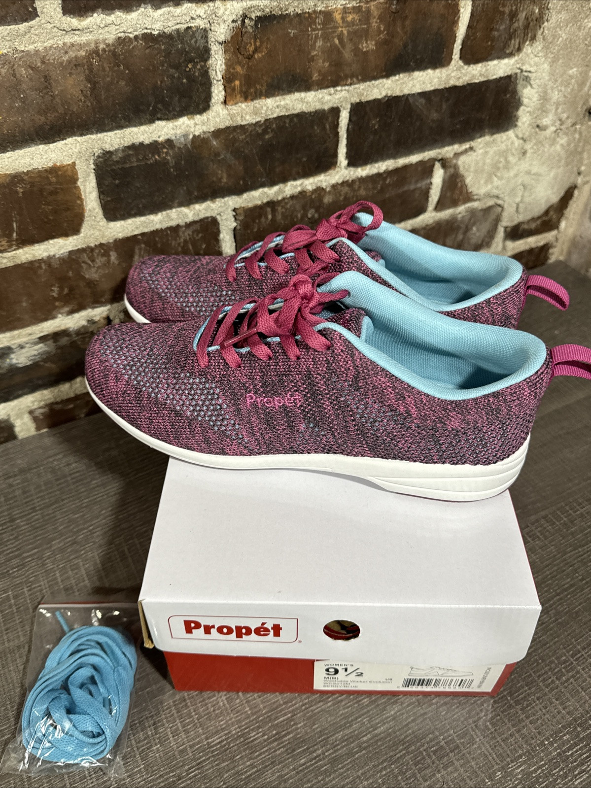 PROPET WASHABLE WALKER EVOLUTION WCS012M WOMEN’S BERRY / BLUE 9.5 EXTRA LACES!