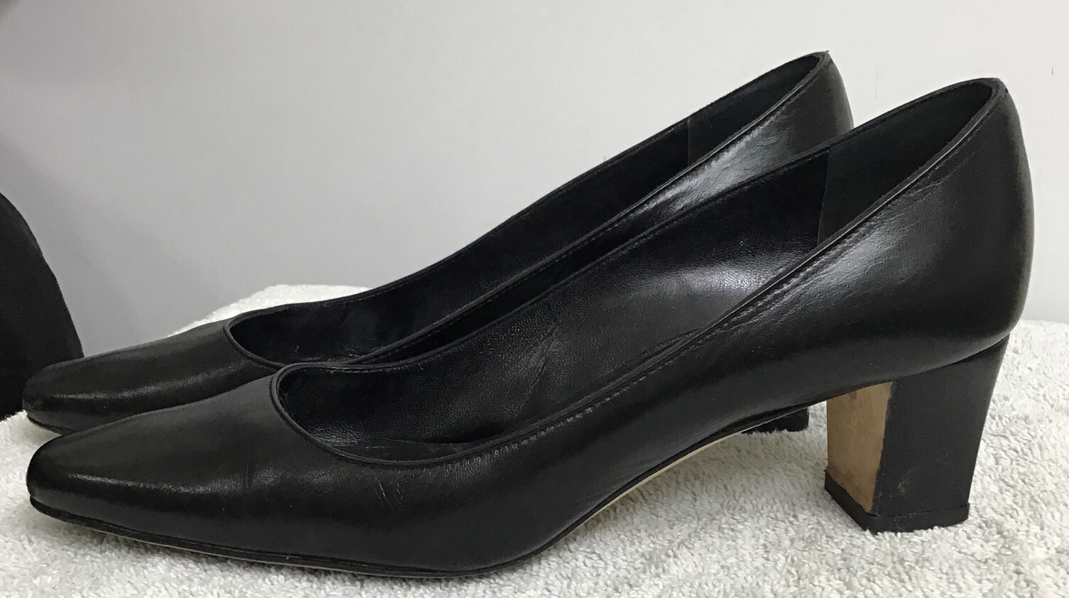 Manolo Blahnik Low Heel Black Leather Pump Semi Round Toe Size 35.5