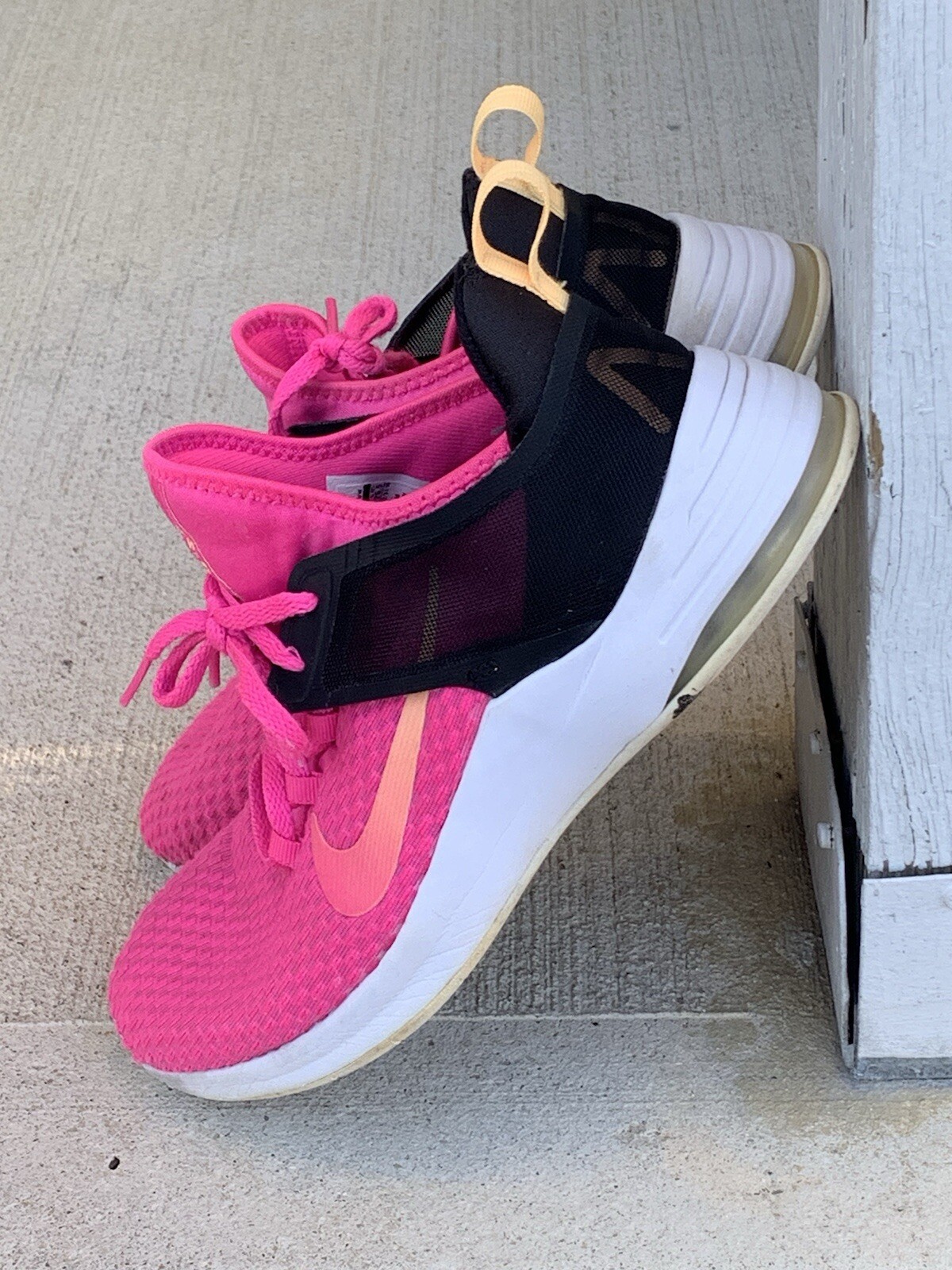 2018 Nike Wmns Air Max Bella Tr 2 Laser Fuchsia Sneakers, Size 9.5
