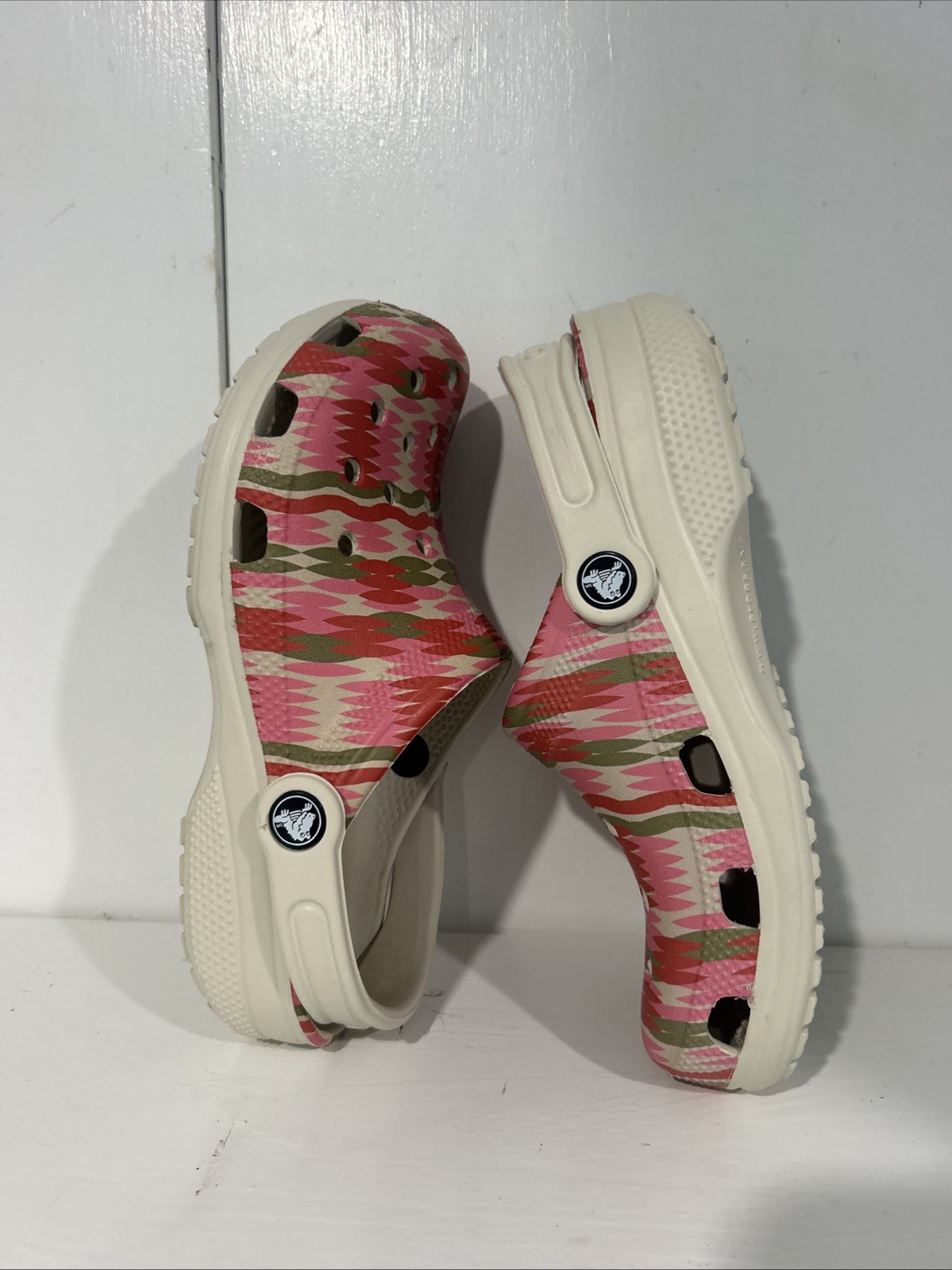 Crocs Classic Woven Multicolor Print Clog – Women’s Size 6 –