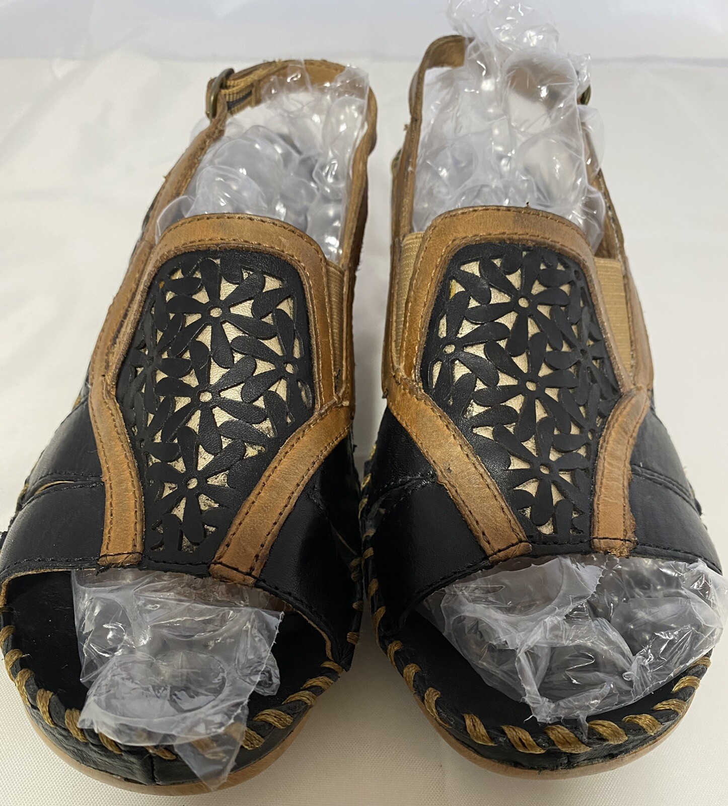 Ariat Women’s Two Tone Leather Open Toe Strap Back Sandals 2″ Heel Size 8.58″