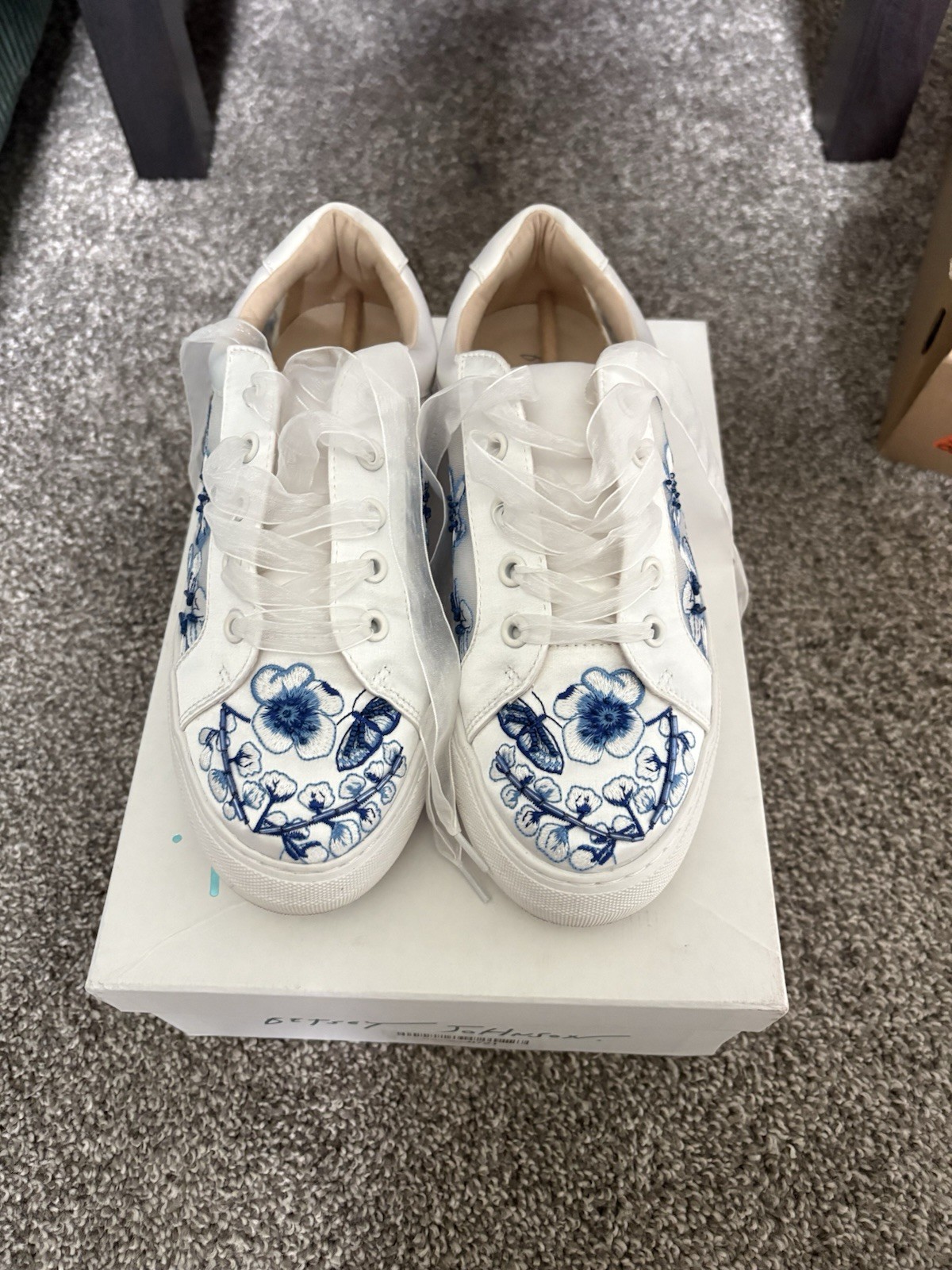Betsey Johnson Nino Tulie Embroidered Sneakers Size 7.5