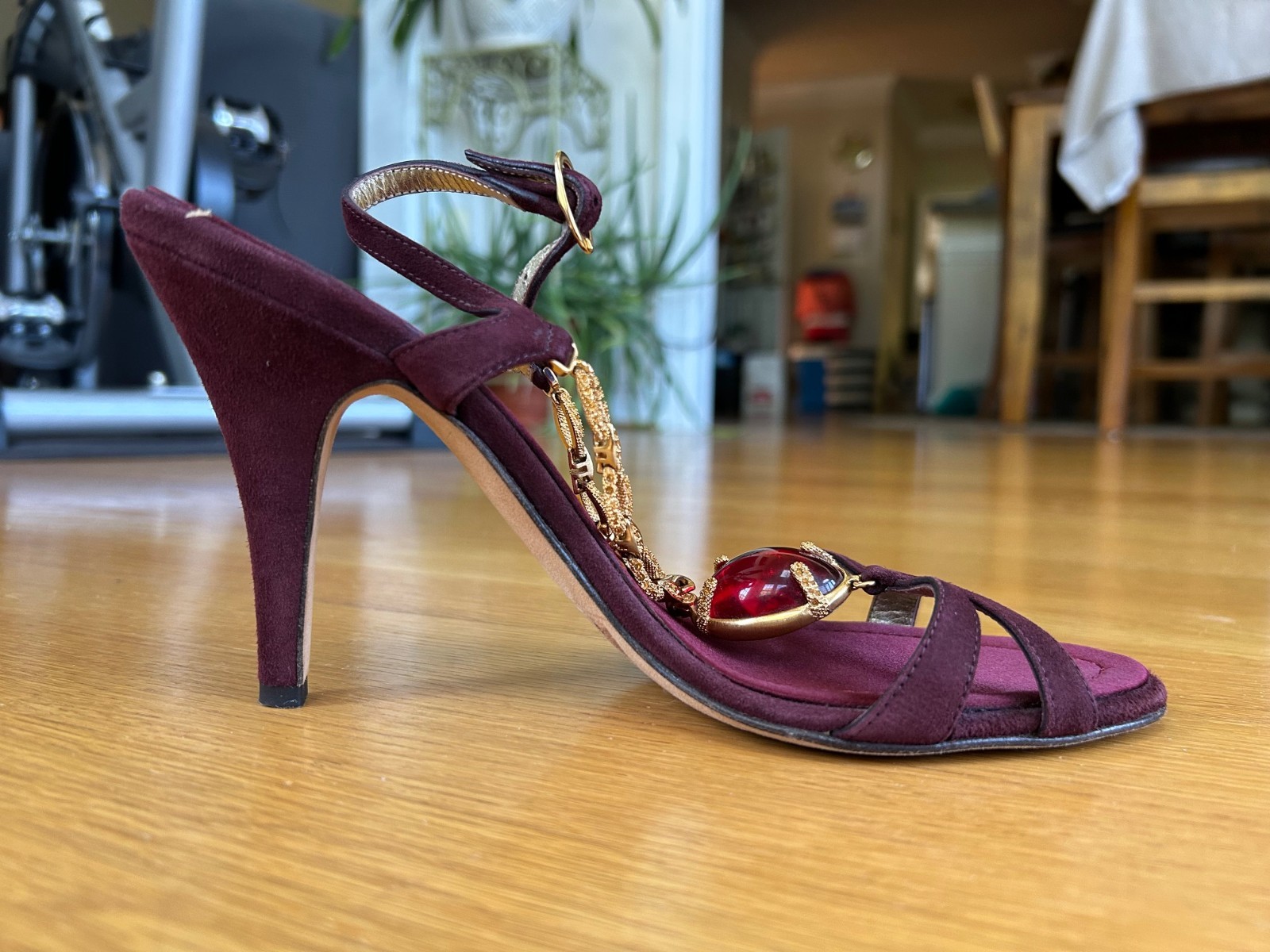 GIUSEPPE ZANOTTI Burgundy Suede Gold Chain &Red Jewel T-Strap Sandals IT 38 Good