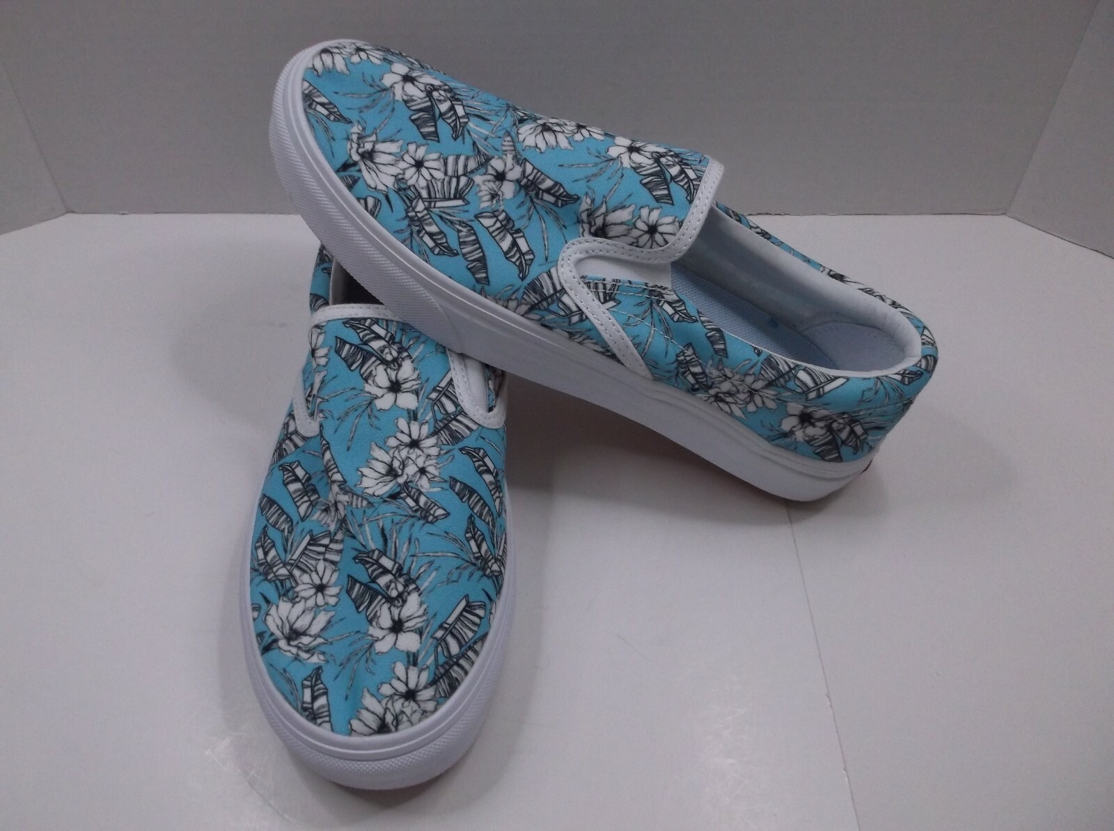 Three In Women Size 9.5 M White Fashion Sneakers Fabric / New