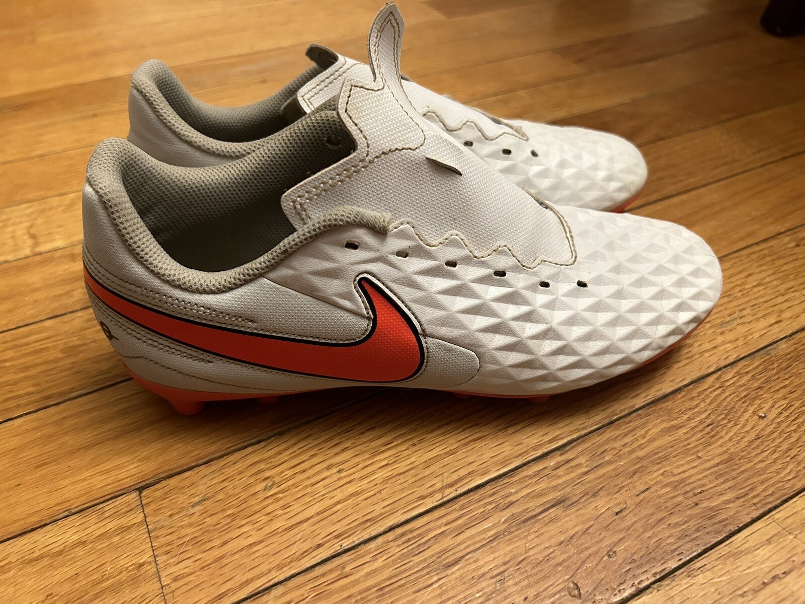Nike Tiempo Legend 8 Soccer Cleats WoMens Size 7 White/Neon Pink AT6107-163 Nice