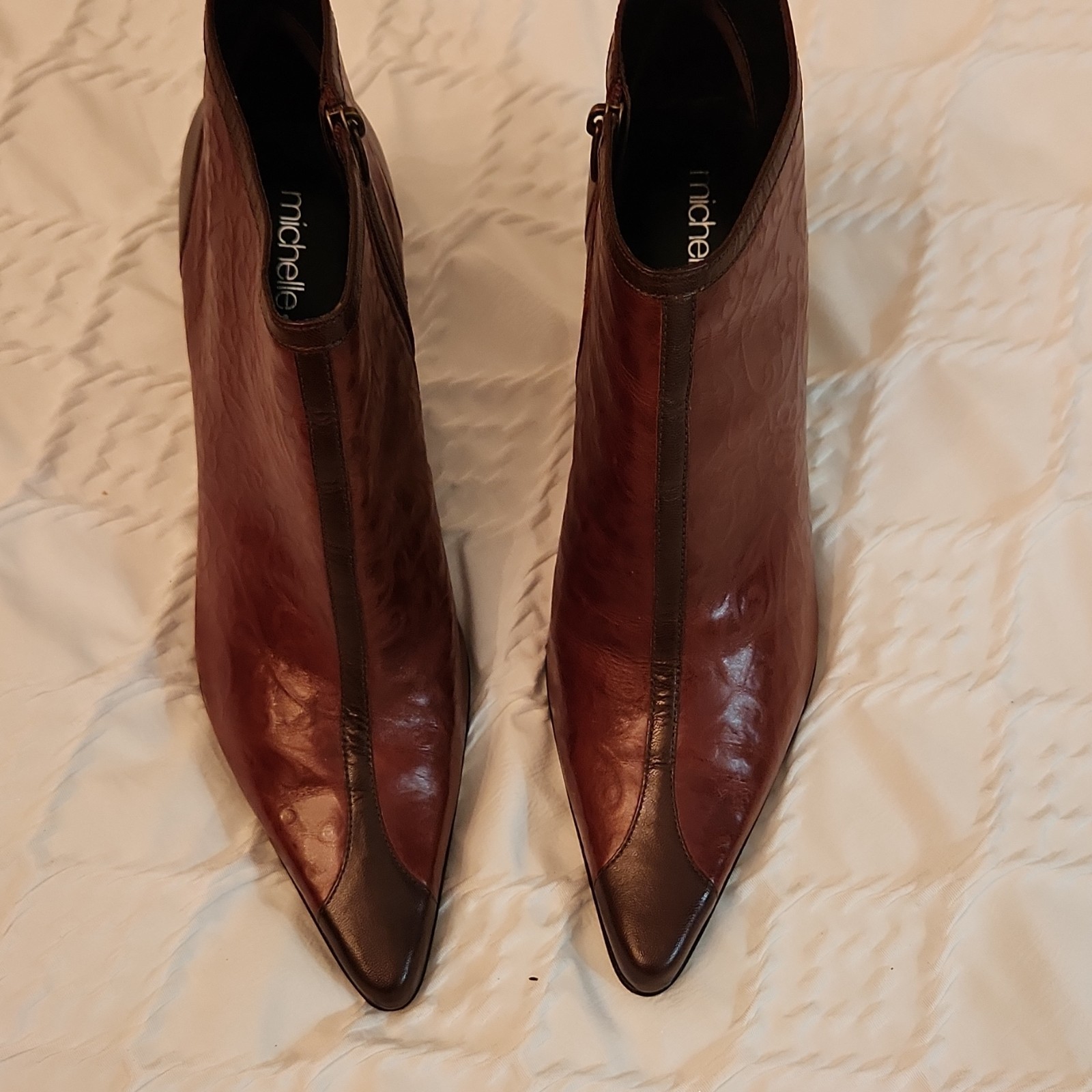 Sz10 Michelle K Lady-Lady Luck brown leather ankle booties, zip closure.