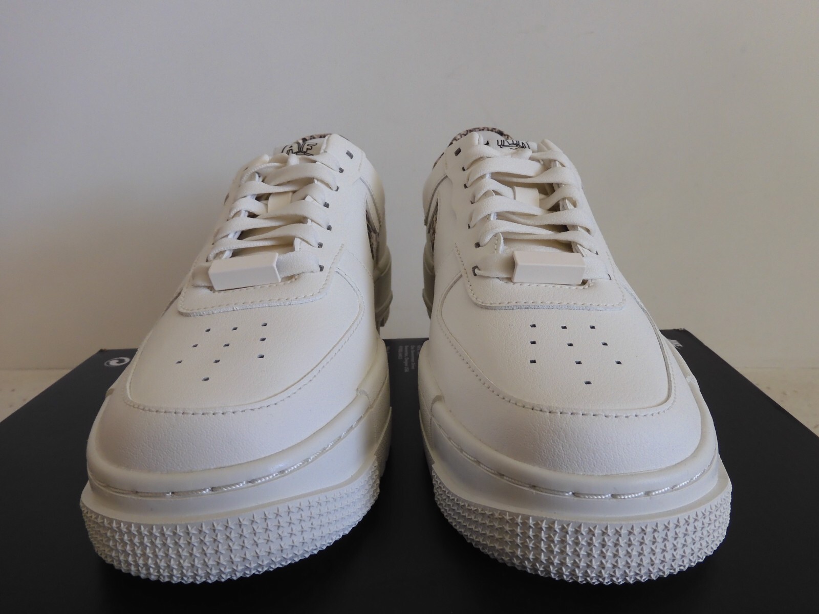 WMNS NIKE AIR FORCE 1 AF1 PIXEL «SNAKESKIN» SAIL-DESERT SAND SZ 7.5 [CV8481-101]
