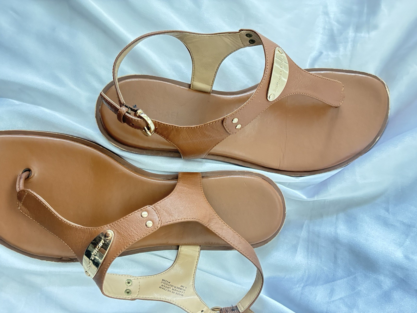SALE❕Michael Kors MK Plate Thong Sandals in Luggage Saffiano Leather – Size 8M