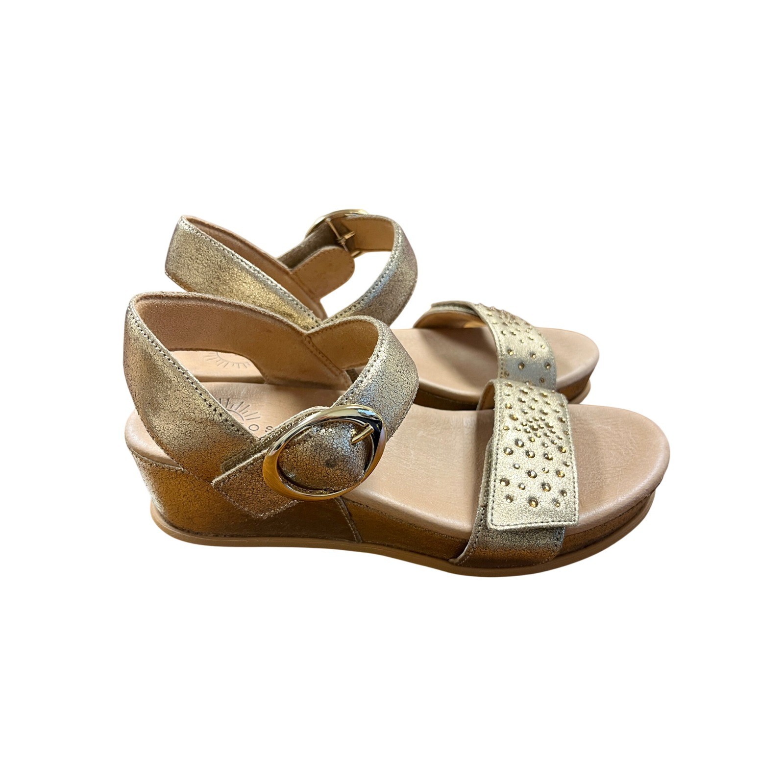 BRIOSO Huntley 3 Metallic Low Wedge Sandals 9 New Gold Travel Comfort Summer
