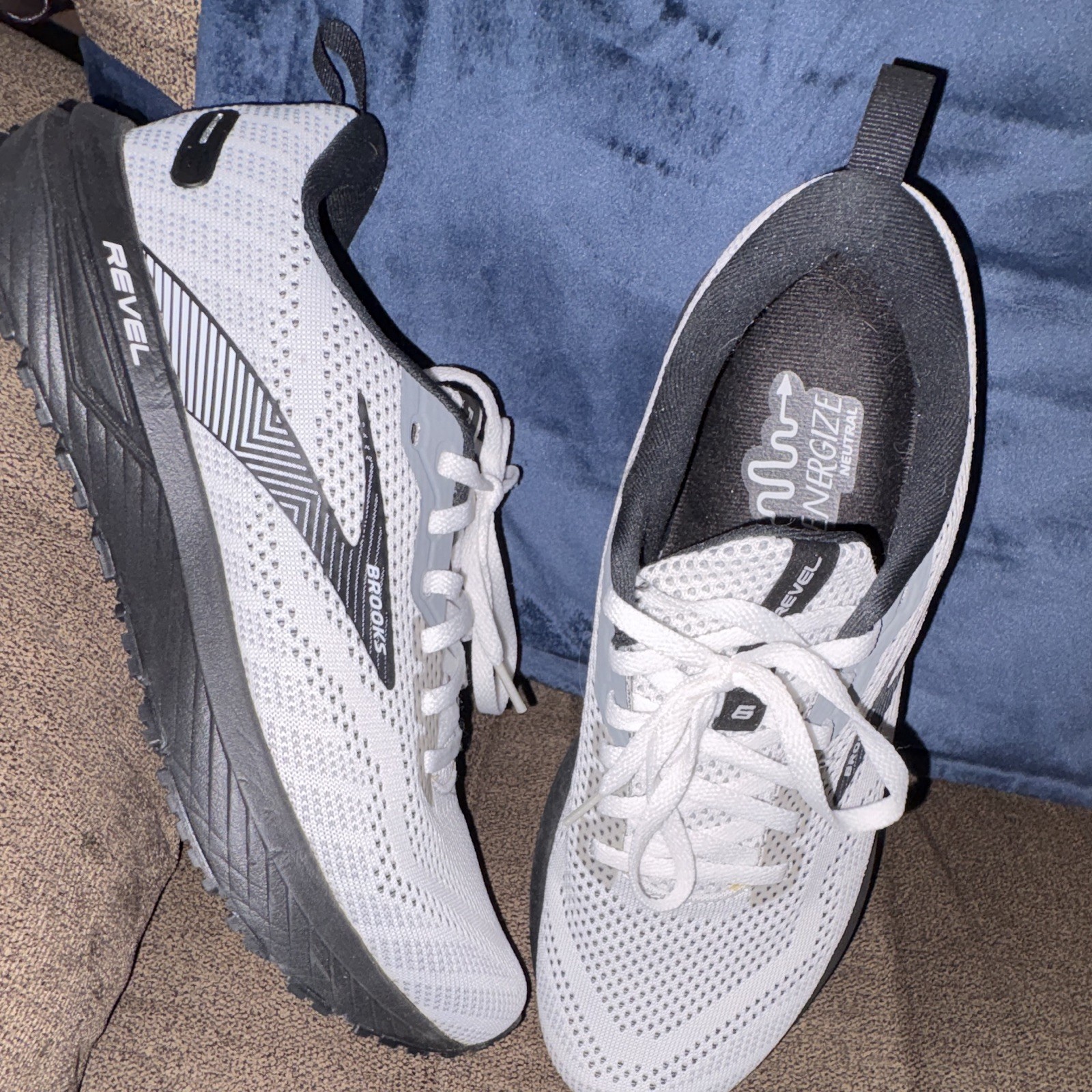Brooks Revel size 9 Low Top Lace-Up Knit Sneakers White/Black womens