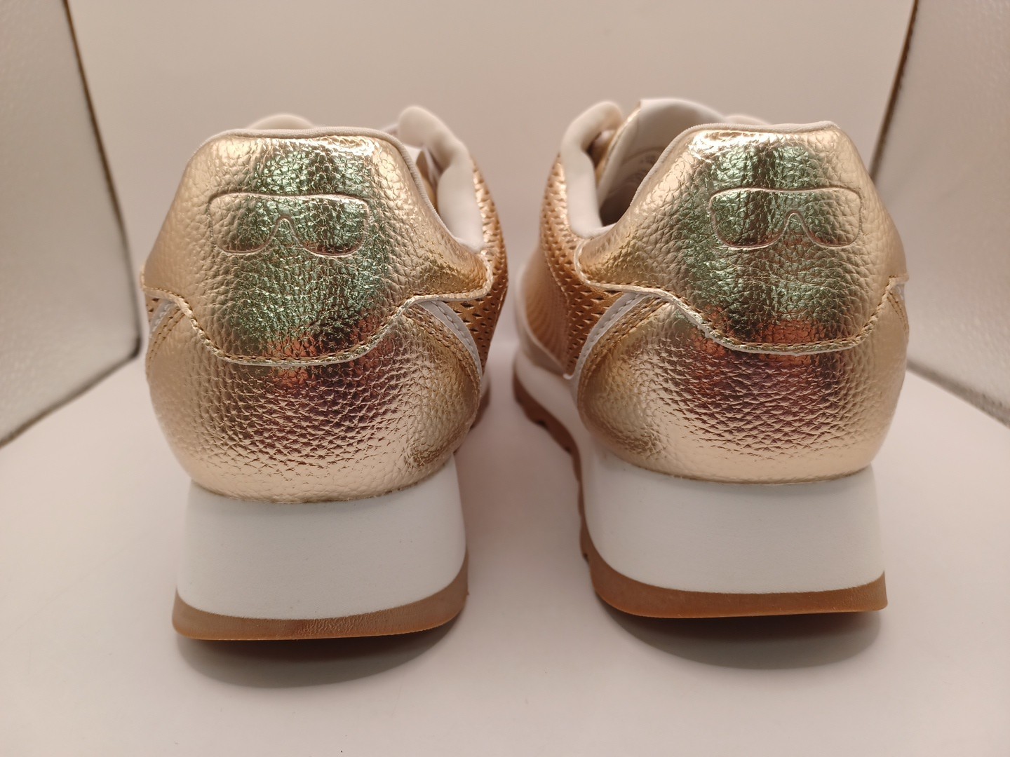 NEW Karl Lagerfeld Paris Meade Lace Up Sneakers Womens Size 8.5 US