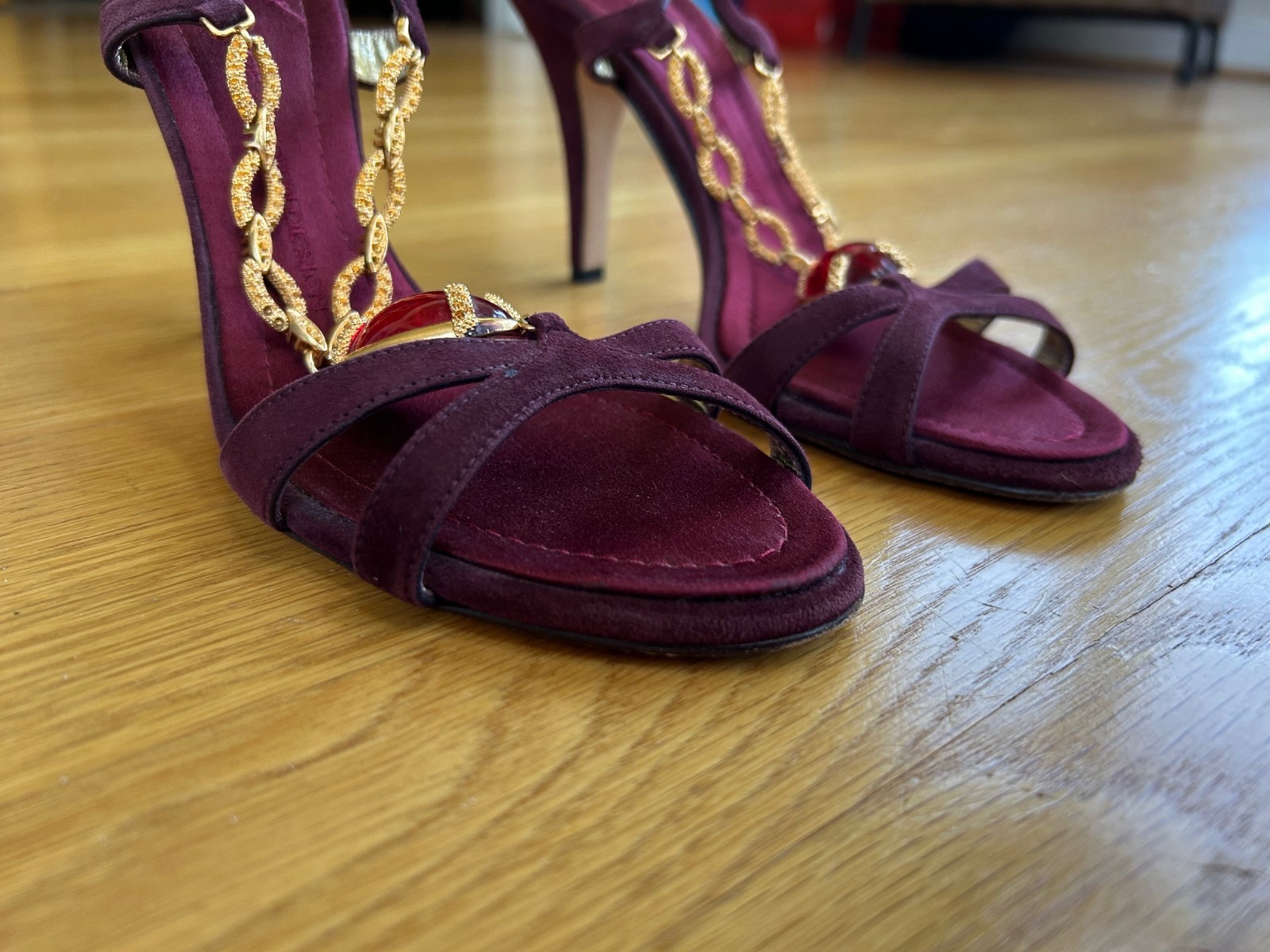 GIUSEPPE ZANOTTI Burgundy Suede Gold Chain &Red Jewel T-Strap Sandals IT 38 Good