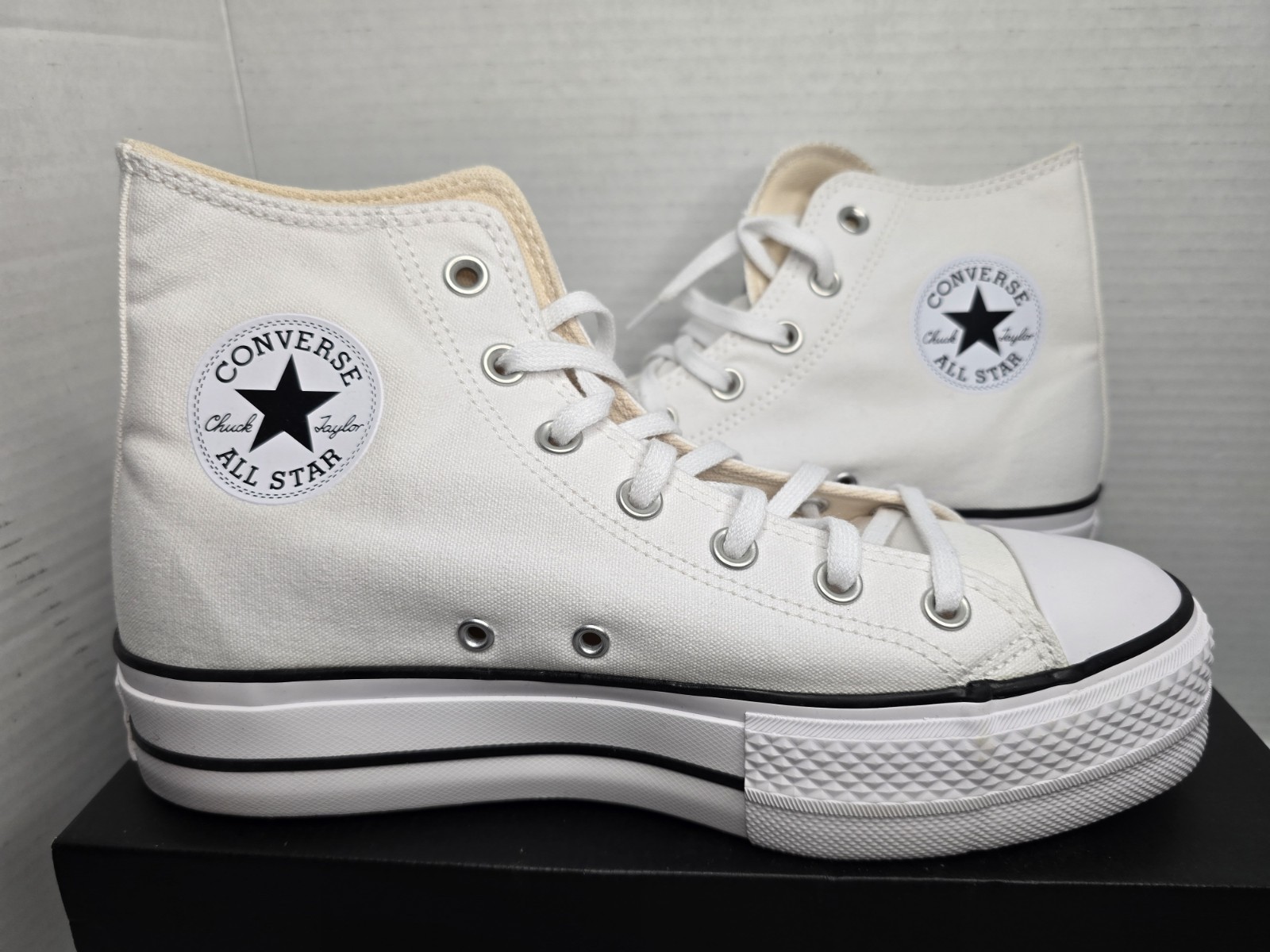 New Converse Chuck Taylor All Star Lift Hi Canvas Shoes (560846F) – White Size 9