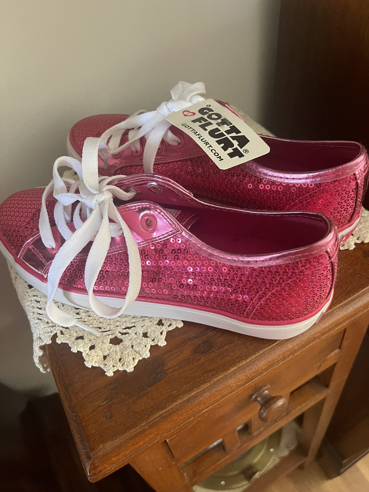 Gotta Flurt Womens Size 6 Hot Pink Sequin Sneakers NEW MINT CONDITION.