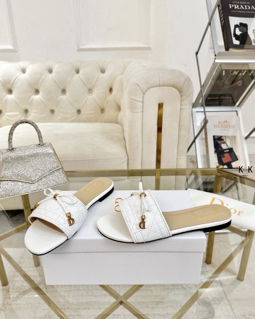 Dior Women’s White Quilted Leather Slide Sandals Logo Charm Slip-On 6.5 NIB