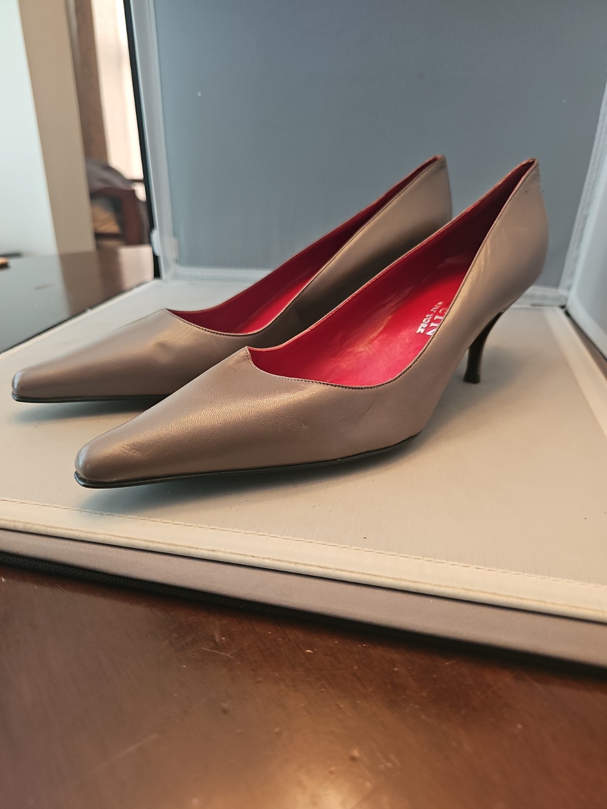 Women’s Anne Klein Gray Pointed Toe 2.5 Inch Heel Pump, Size 11 M Madein Italy