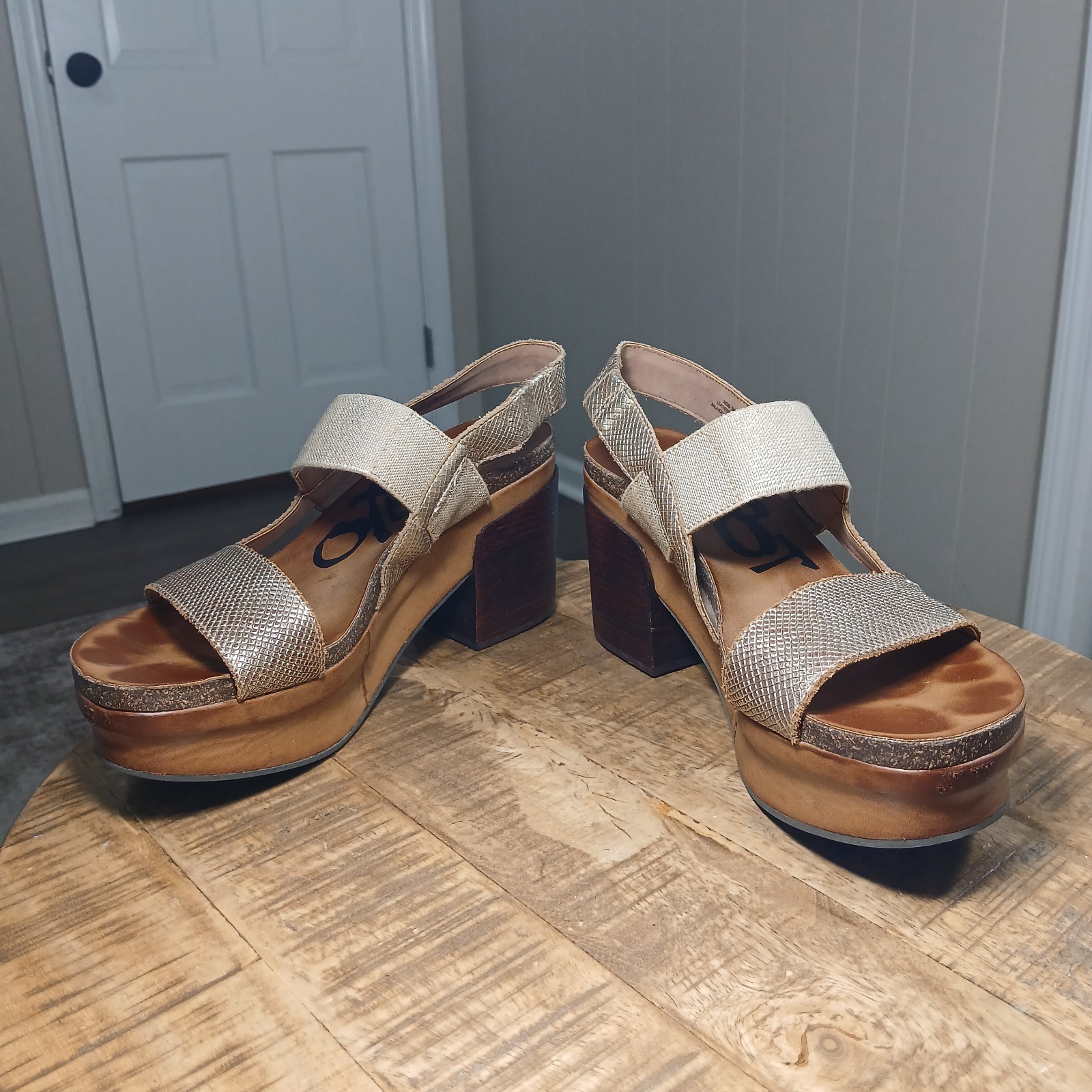 ​OTBT Indio Platform Sandals Womens 9M Gold Metallic Textured Leather Wood Heel