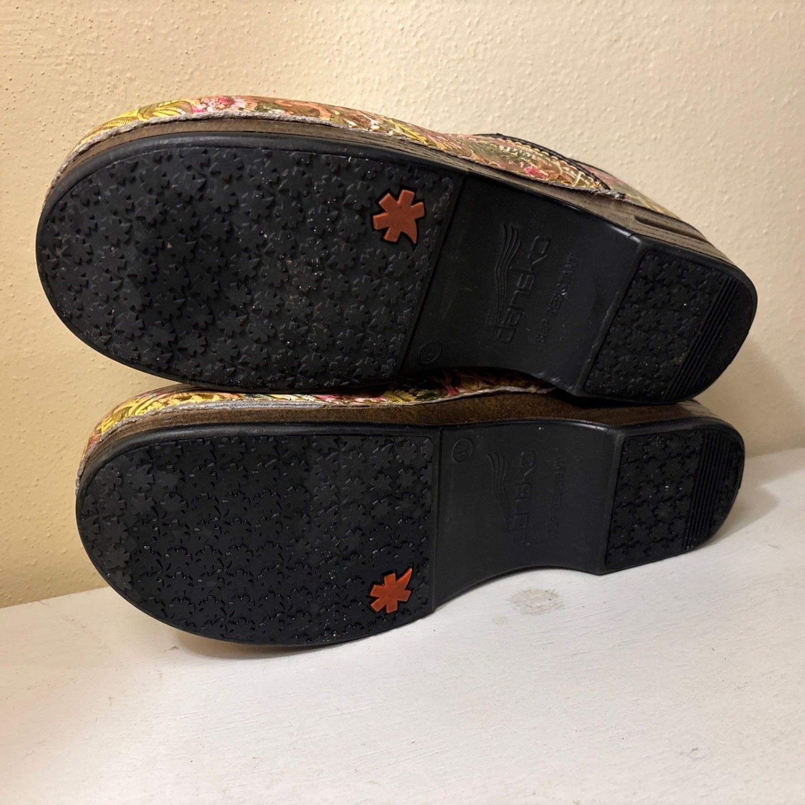Dansko XP Floral Print Clogs. Size EU 42 Equivalent US 11.5-12 Women /9-9.5 Men
