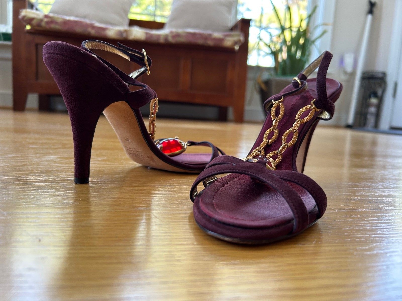 GIUSEPPE ZANOTTI Burgundy Suede Gold Chain &Red Jewel T-Strap Sandals IT 38 Good