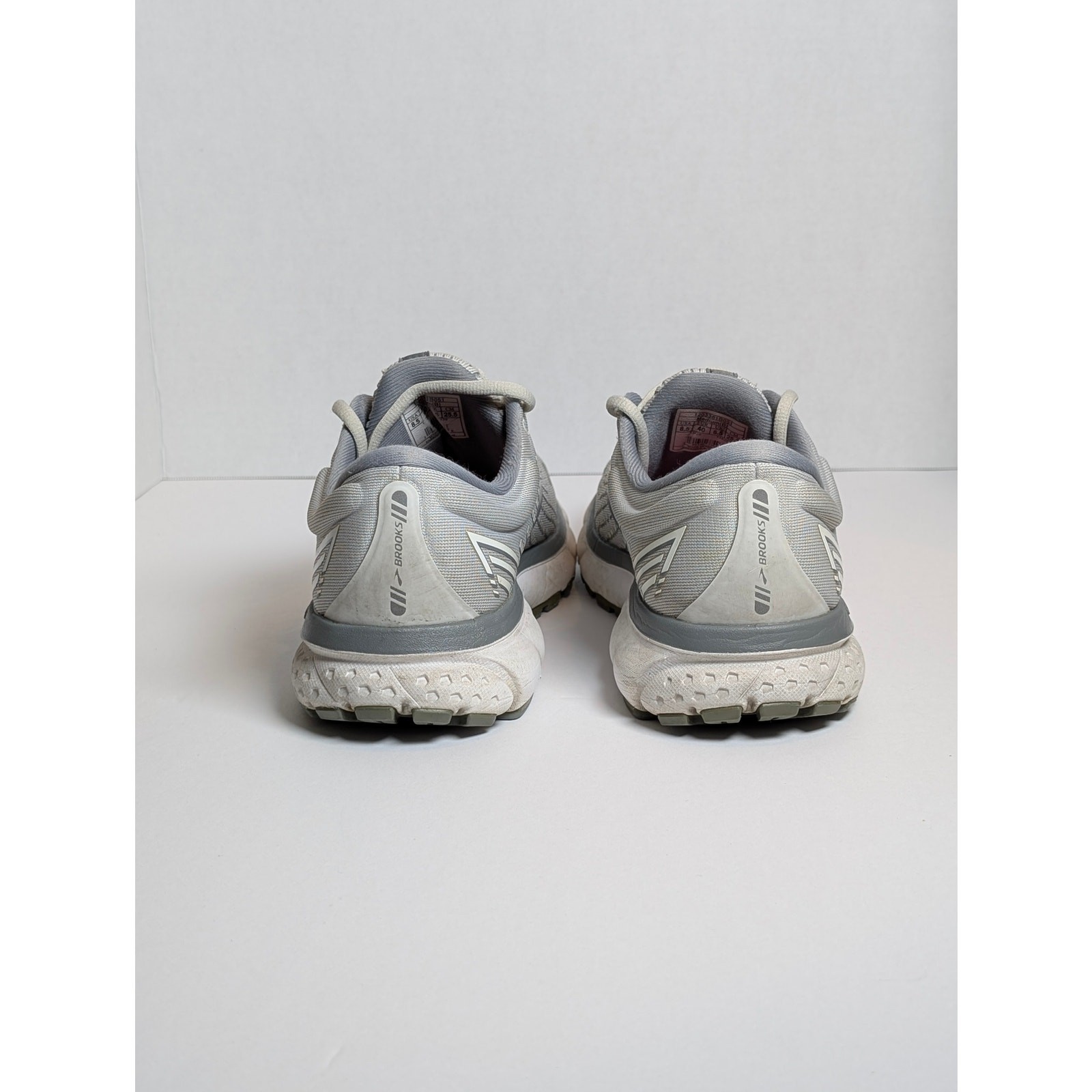 Brooks Ghost 13 Grey White Running Shoes Womens Size 8.5 Medium B 1203381B051