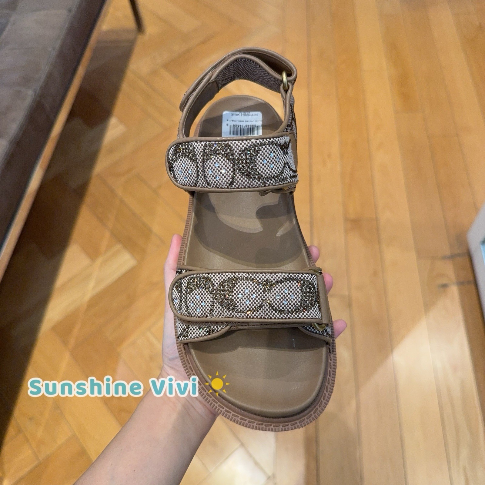 NEW COACH Women’s Brynn SandalIn Crystal Signature Jacquard Tan CEF38