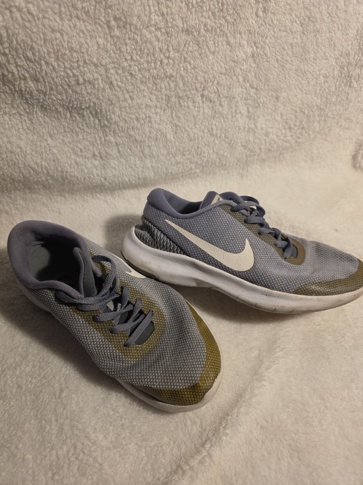 Size 6 – Nike Flex Experience 908996-010 Grey