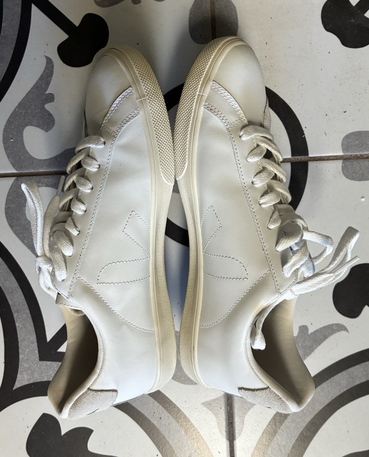 VEJA Low Esplar Leather Lace-Up Sneakers | White Great Condition Womens 9 EUC