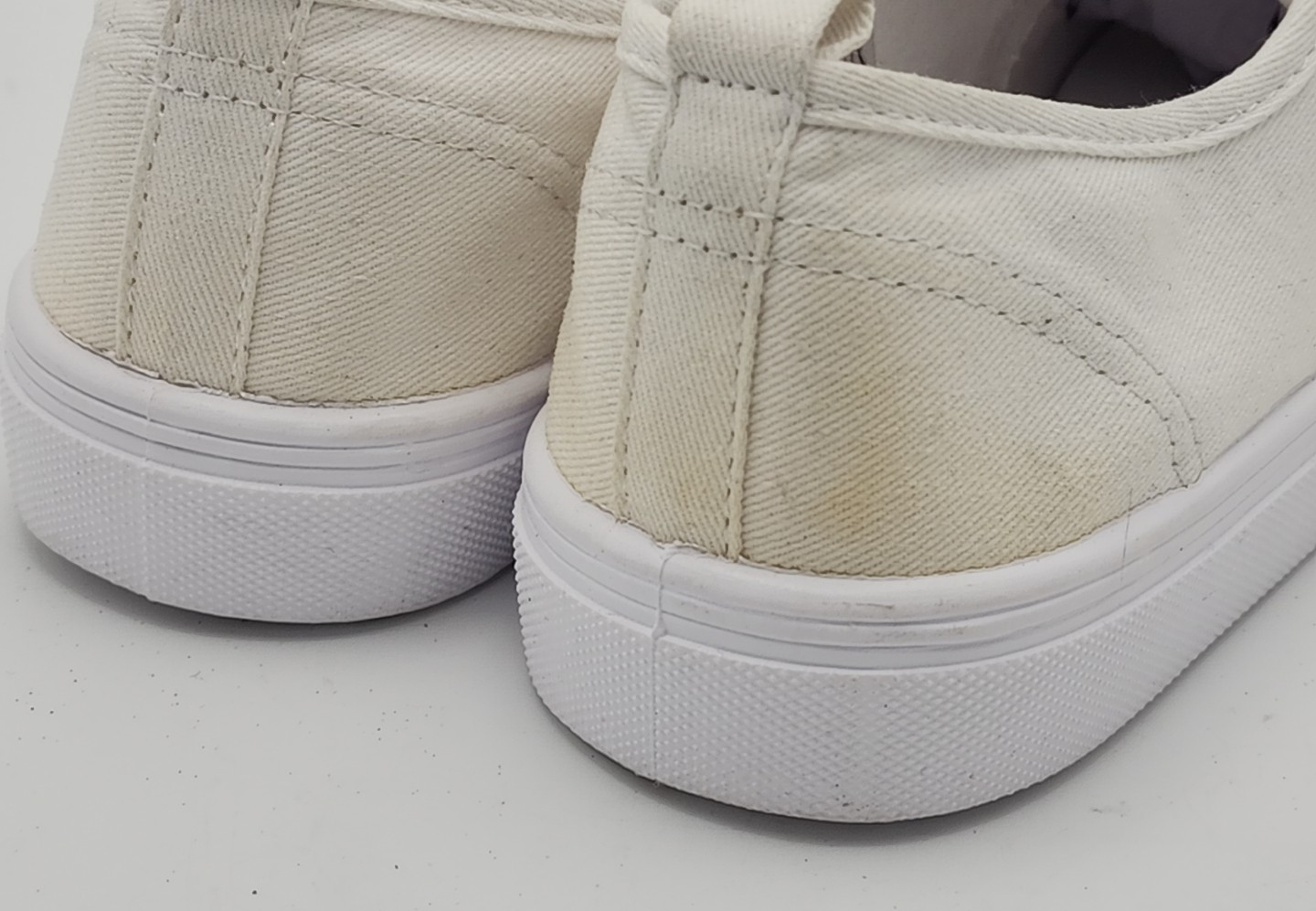 H &M White Canvas Sneakers Gym Shoes Women’s Size 7 SEE DISCRIPTION