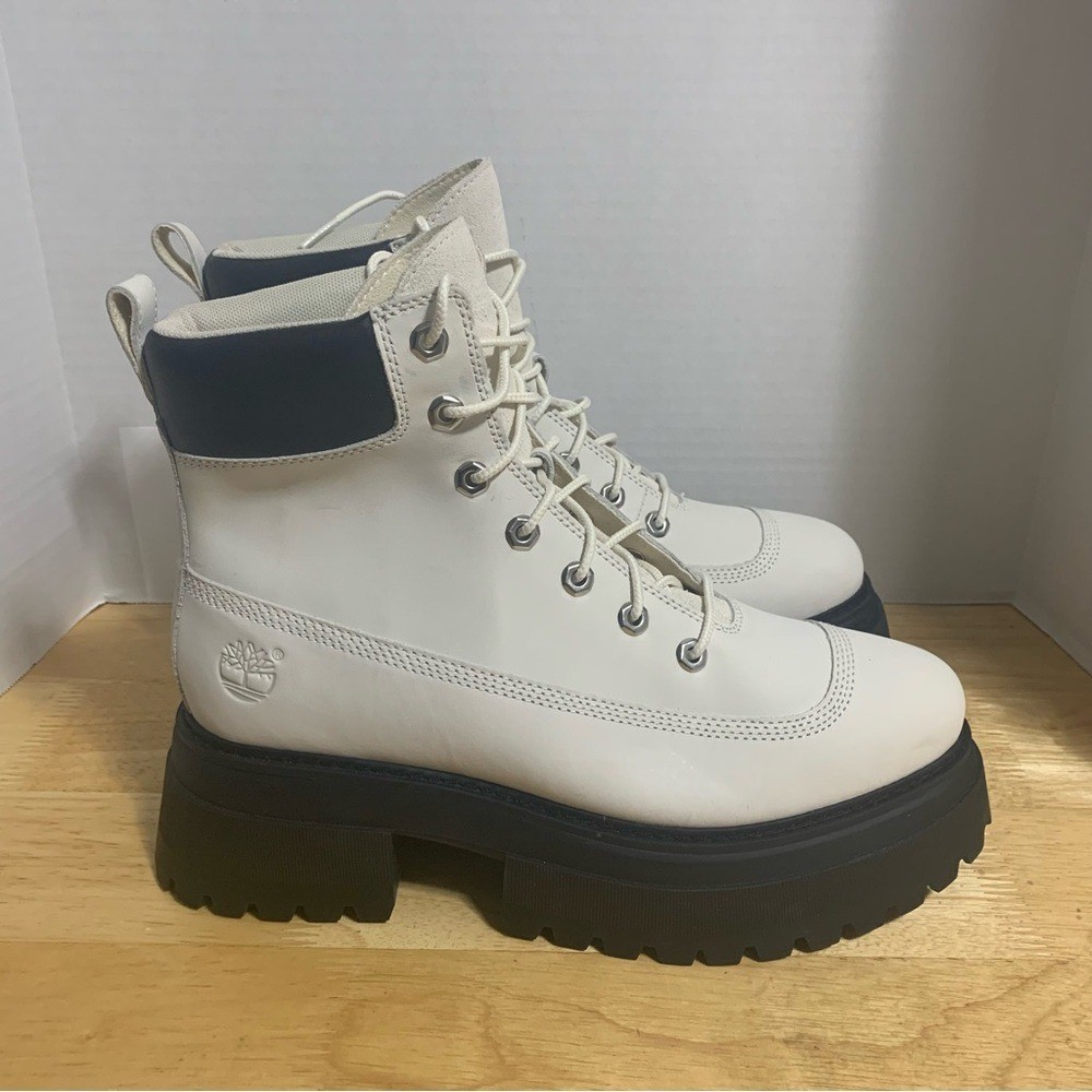 Timberland Sky 6 Inch Women’s Size 10M Beige/Black Clunky Lace Up Boots A5RSV